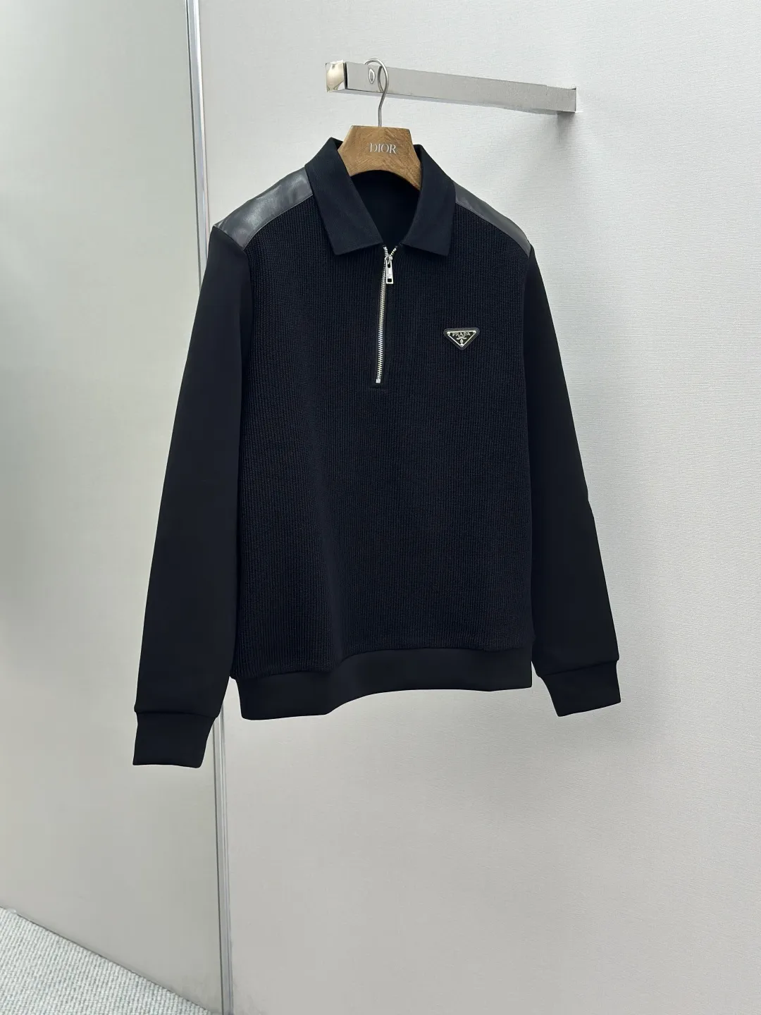 PRADA 25FW新作秋冬ブラックラペルセーター - 画像 (4)