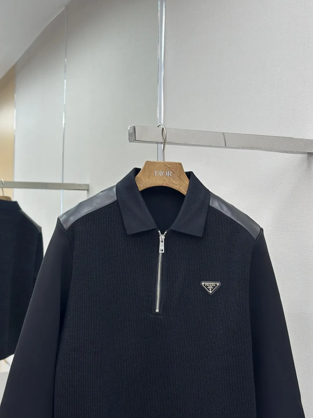 PRADA 25FW新作秋冬ブラックラペルセーター - 画像 (5)