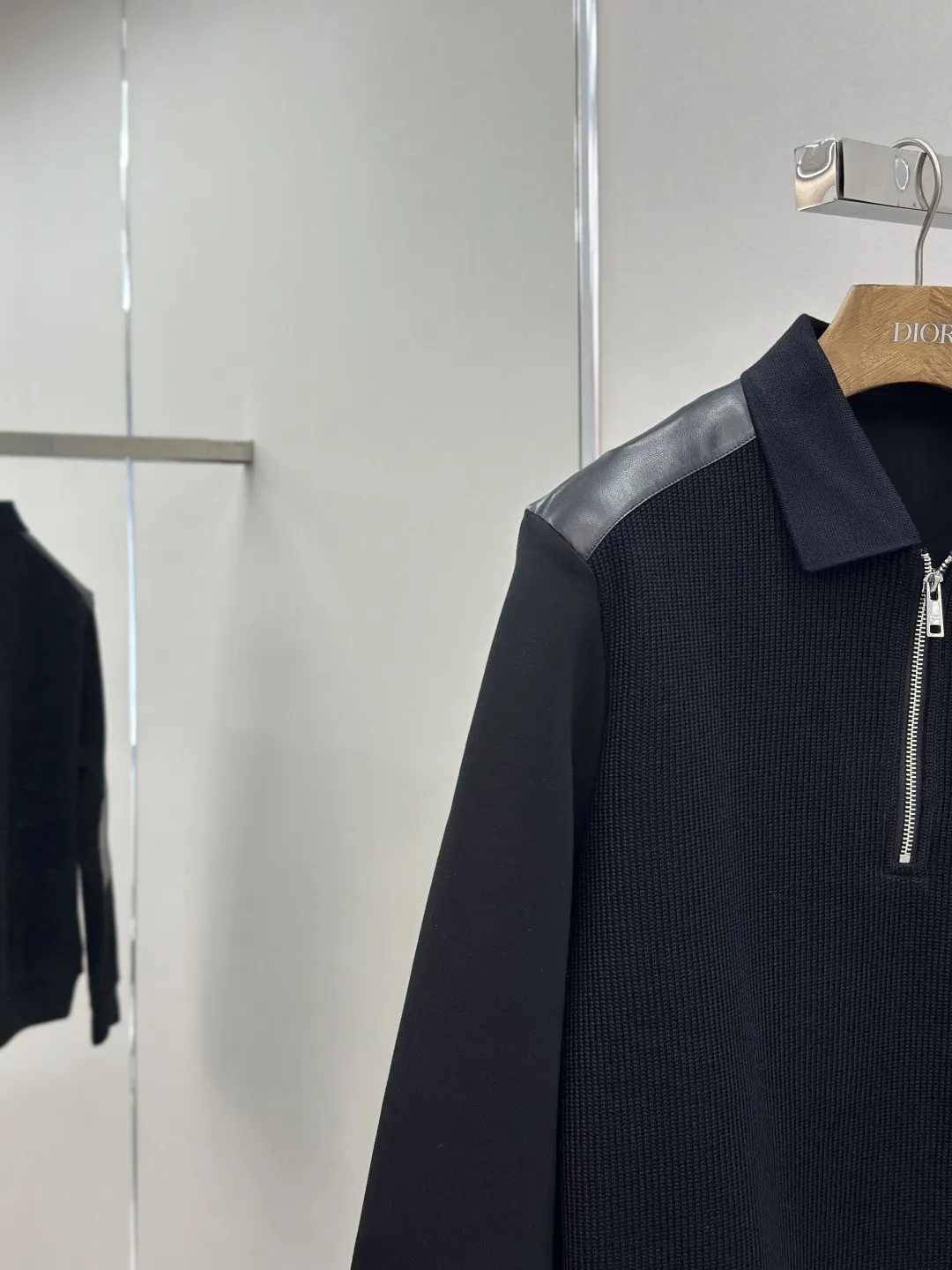 PRADA 25FW新作秋冬ブラックラペルセーター - 画像 (6)