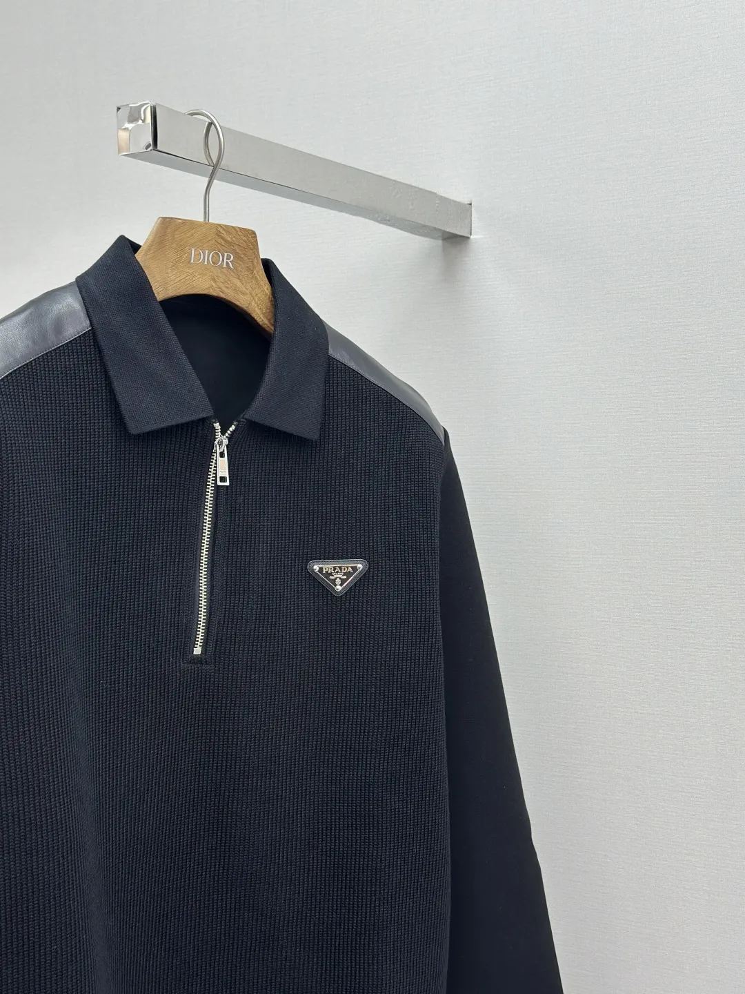 PRADA 25FW新作秋冬ブラックラペルセーター - 画像 (7)