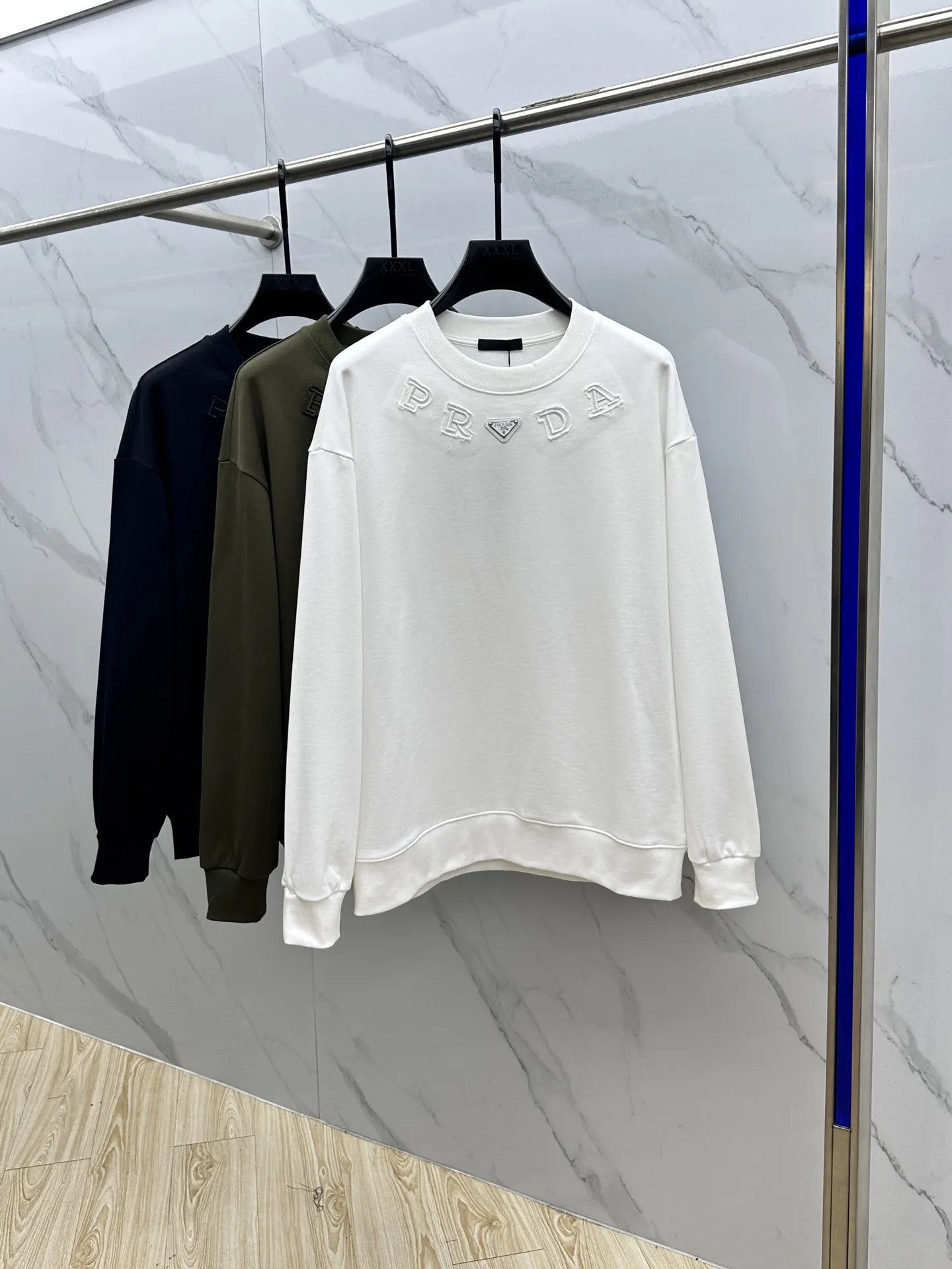 Prada 2025秋冬の新商品白ロゴ刺繍スウェット