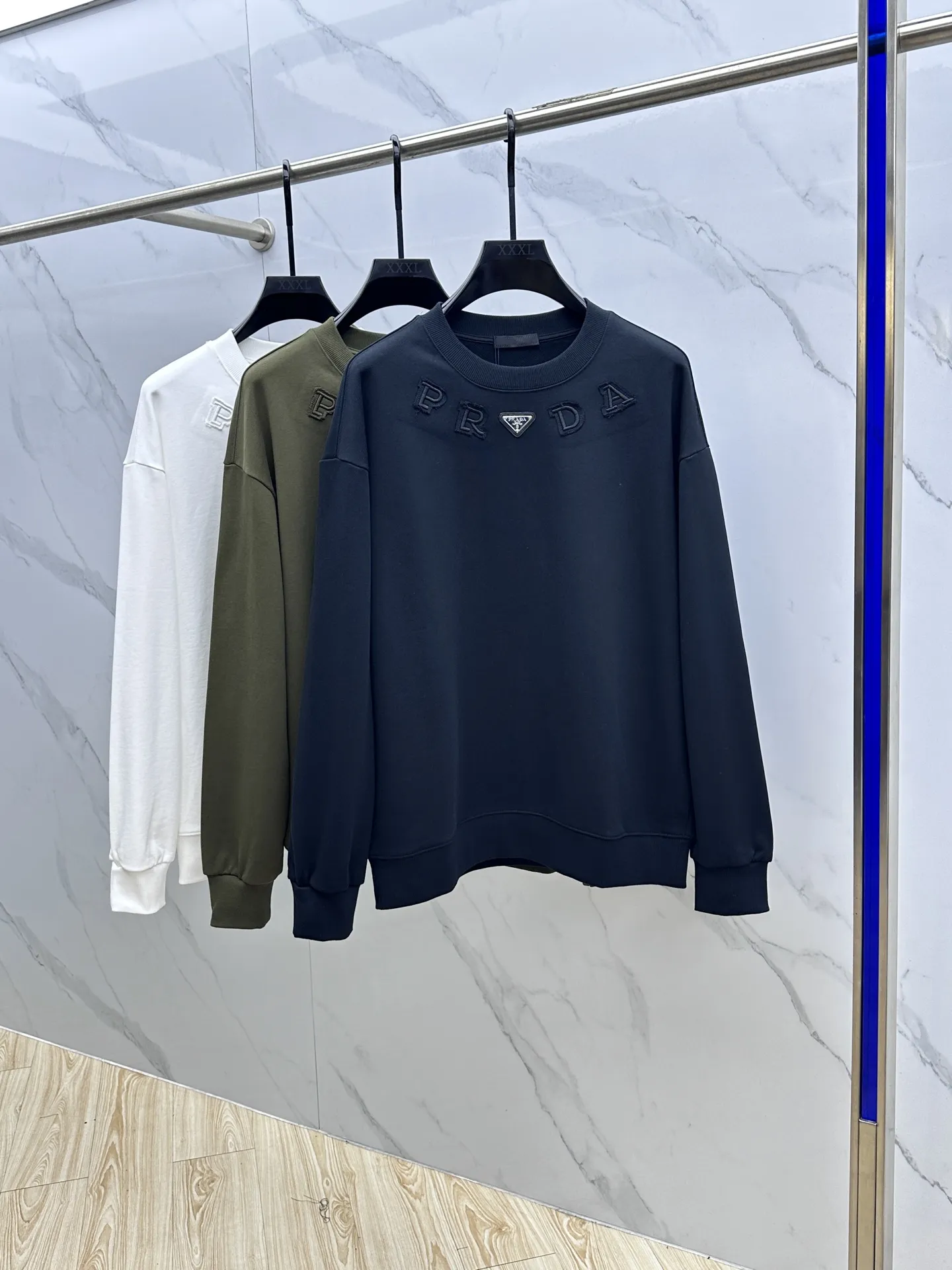Prada 2025秋冬新しい黒のロゴ刺繍スウェットシャツ