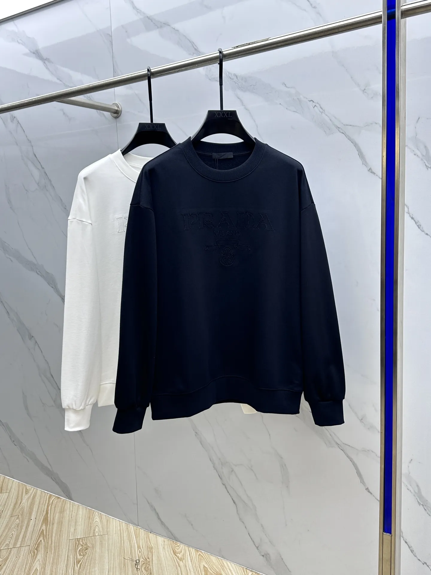 Prada 2025秋冬新品黒ロゴ クルーネックスウェットシャツ