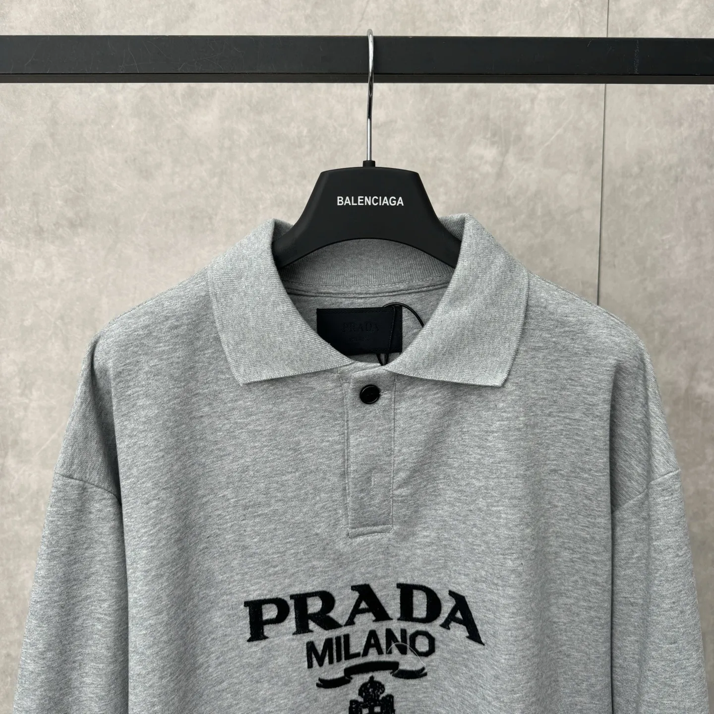 PRADA グレー刺繍POLOスウェットオーバーサイズ - 画像 (4)