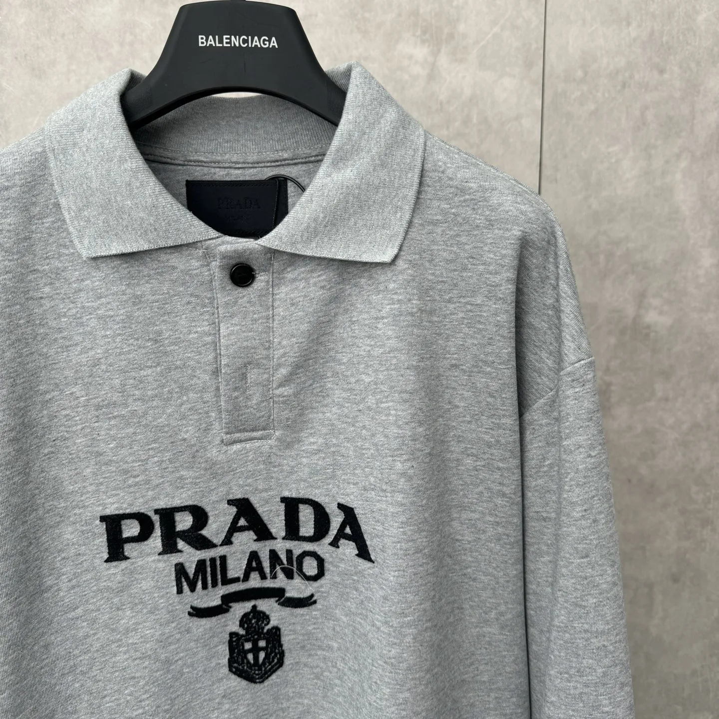 PRADA グレー刺繍POLOスウェットオーバーサイズ - 画像 (6)