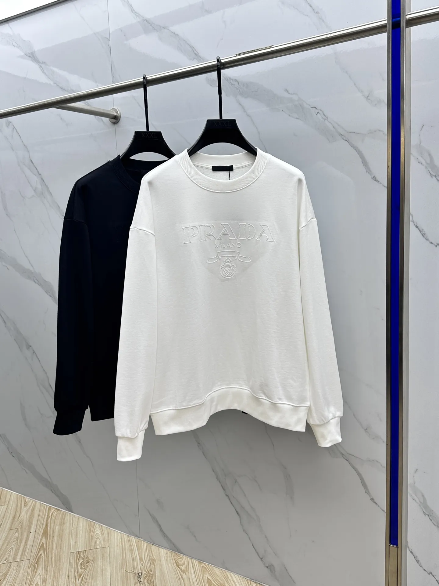 Prada 2025秋冬新作白ロゴスウェット