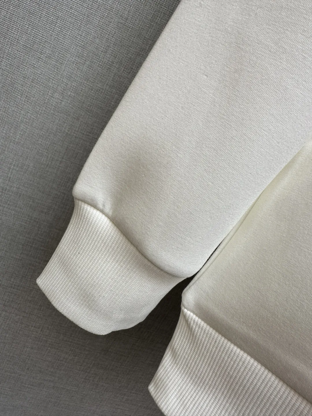 PRADA 2025秋冬の新作長袖スウェット - 画像 (7)