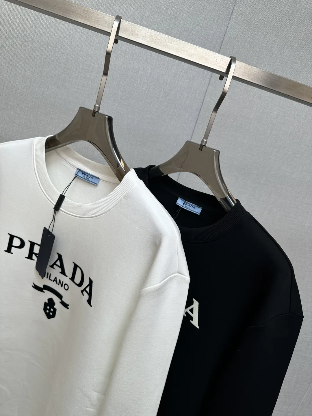 PRADA 2025秋冬の新作長袖スウェット - 画像 (8)