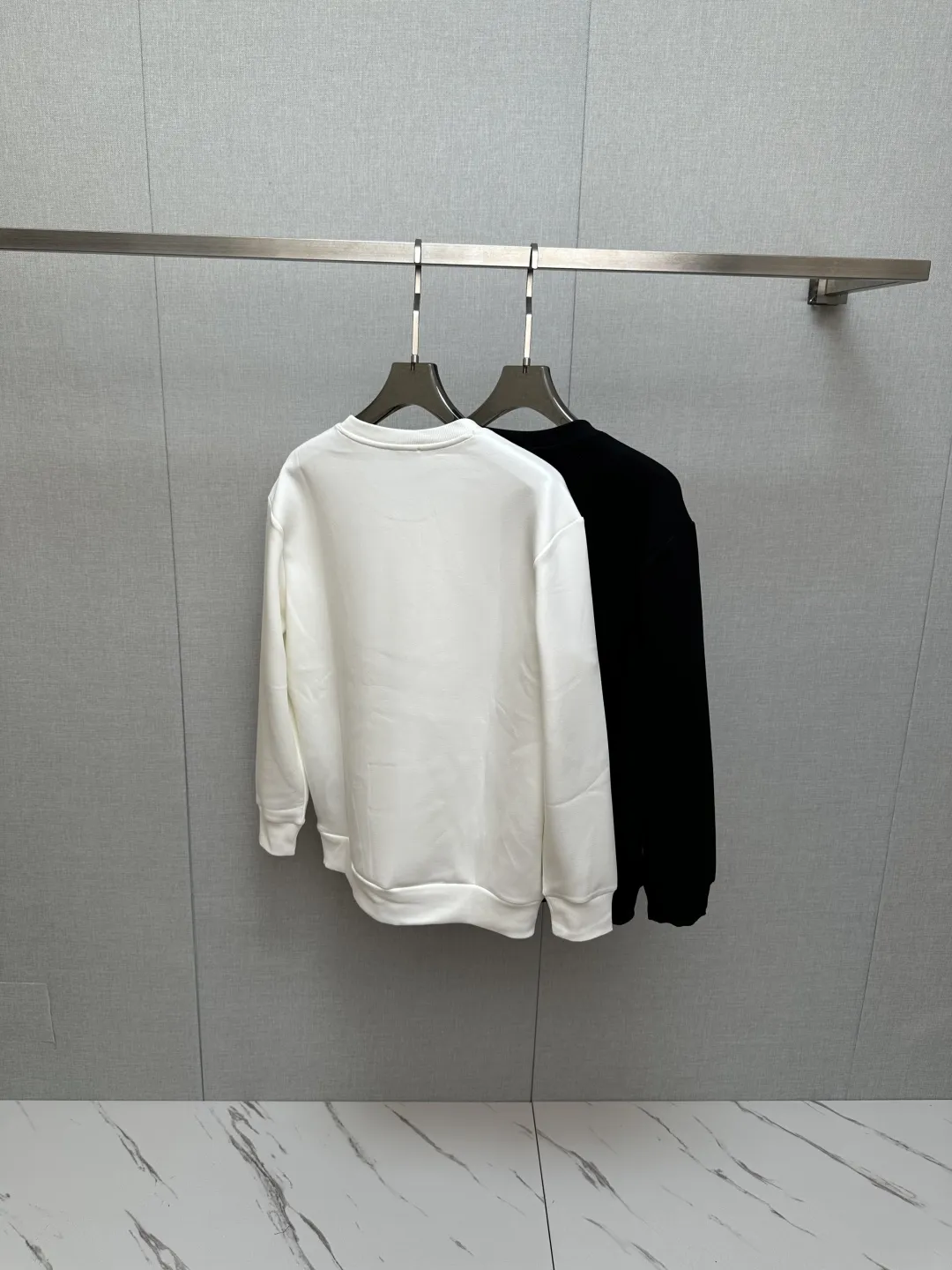 PRADA 2025秋冬の新作長袖スウェット - 画像 (10)