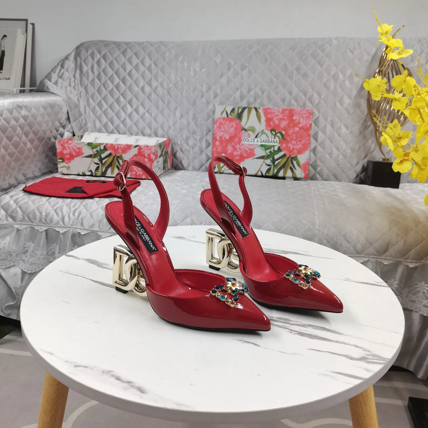 DOLCE&GABBANA赤レッドヒールサンダル新作