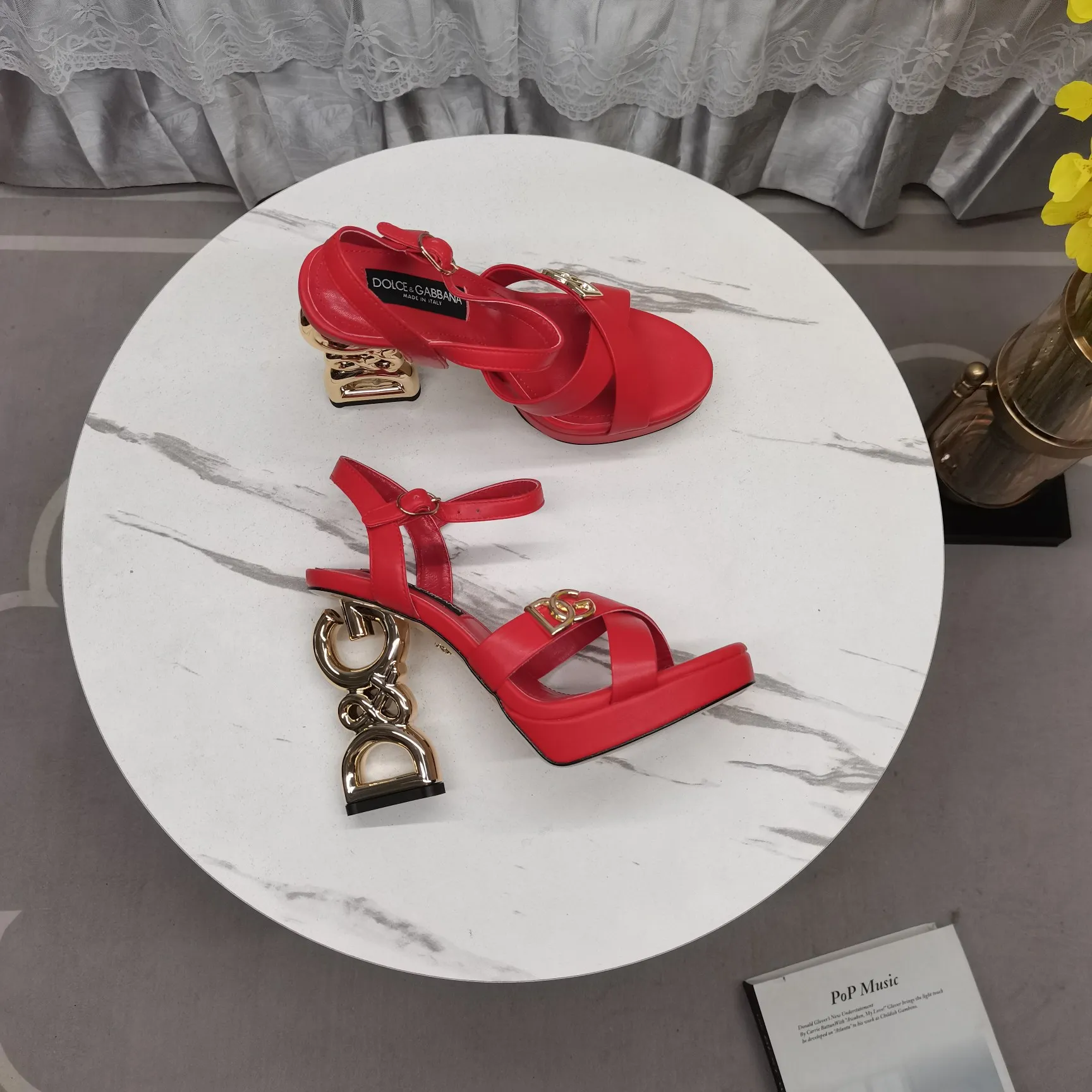 Dolce & Gabbana 新作赤色チャンキーヒールサンダル - 画像 (3)