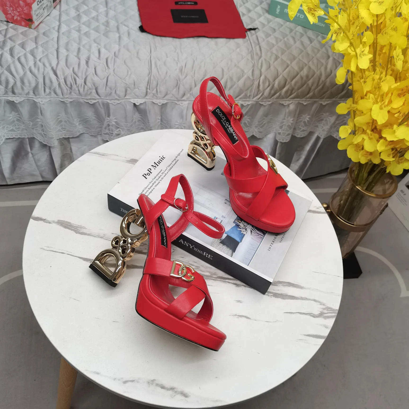 Dolce & Gabbana 新作赤色チャンキーヒールサンダル - 画像 (6)