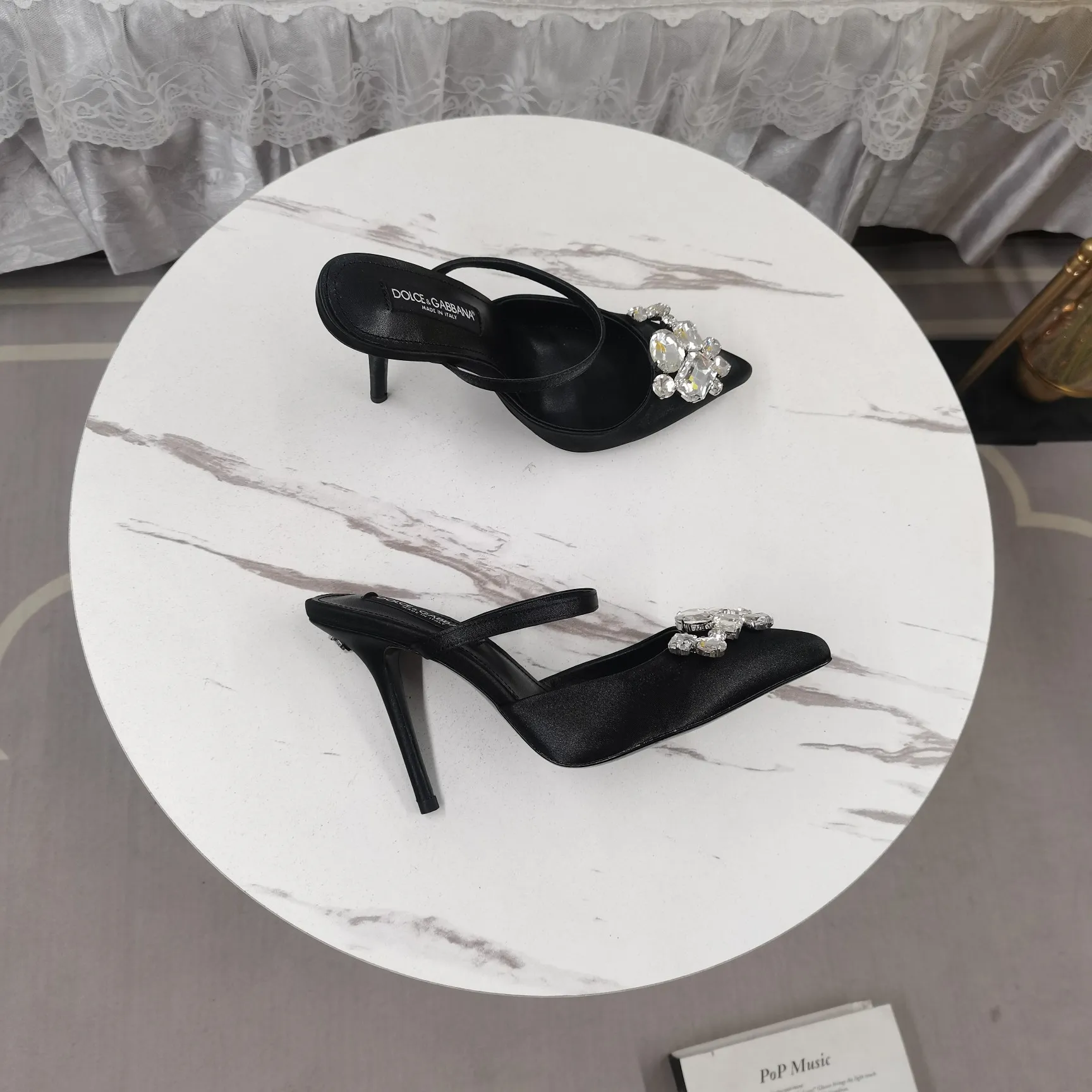 Dolce&Gabbana新作黒スリッパクリスタルデザイン - 画像 (3)