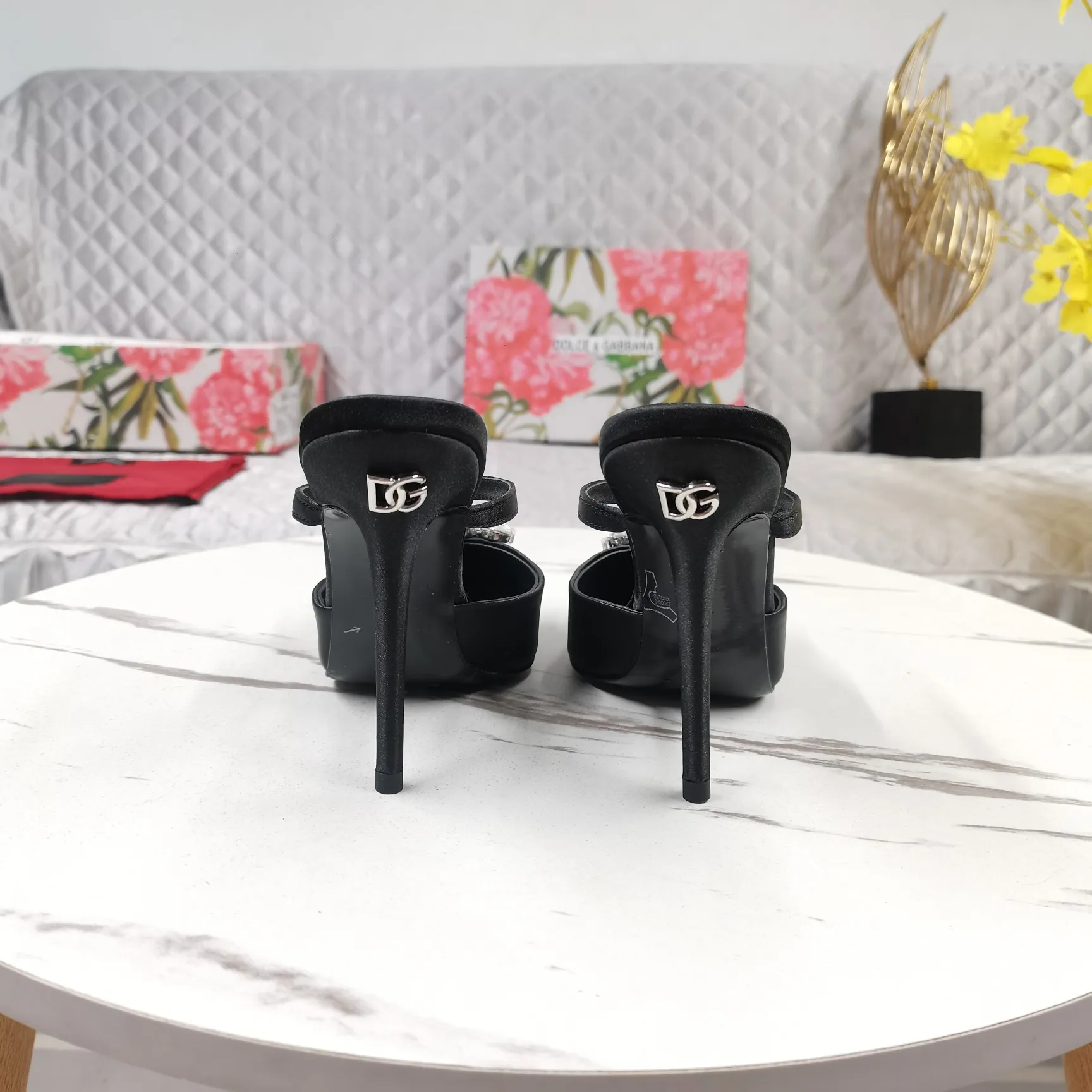 Dolce&Gabbana新作黒スリッパクリスタルデザイン - 画像 (7)