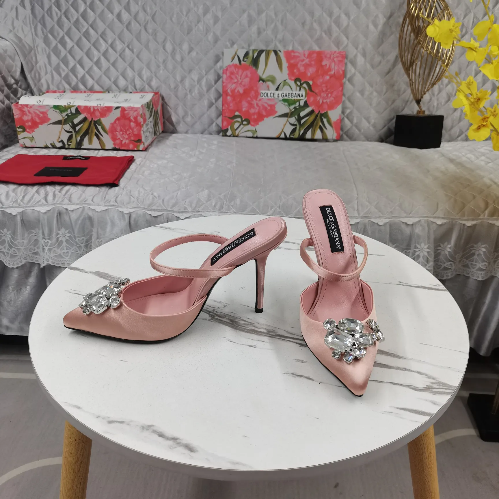Dolce&Gabbana ピンクスリッパ 新作リボンデザイン - 画像 (3)