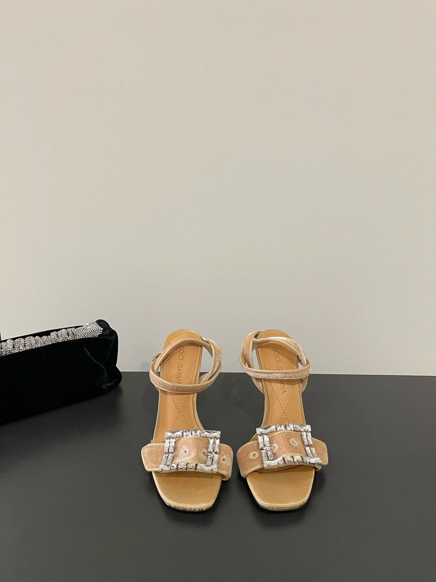 Dolce&Gabbana ベージュ 一字バンドサンダル