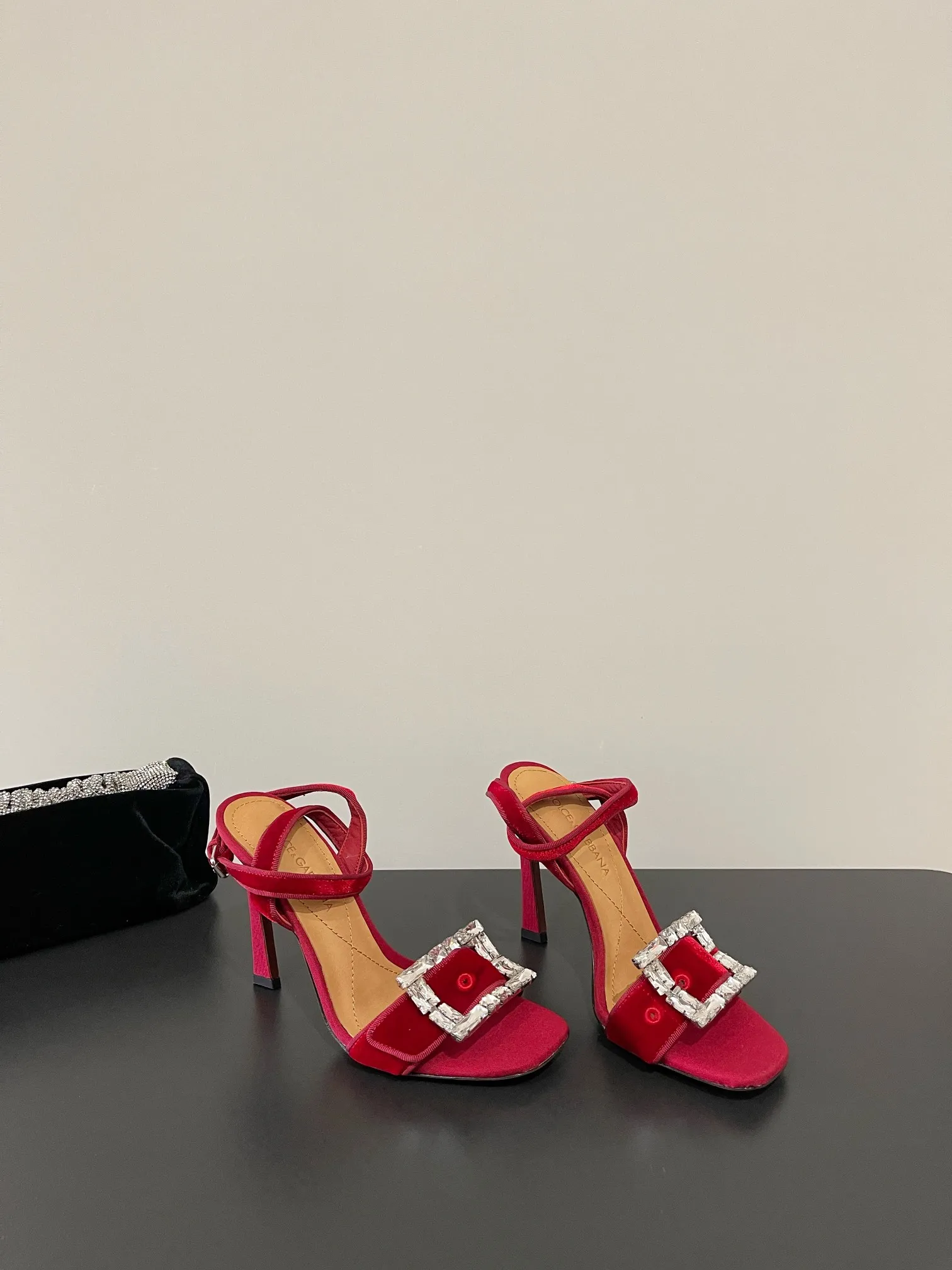 D&GGiuseppeZanottiレッドシルクサンダル新作 - 画像 (3)