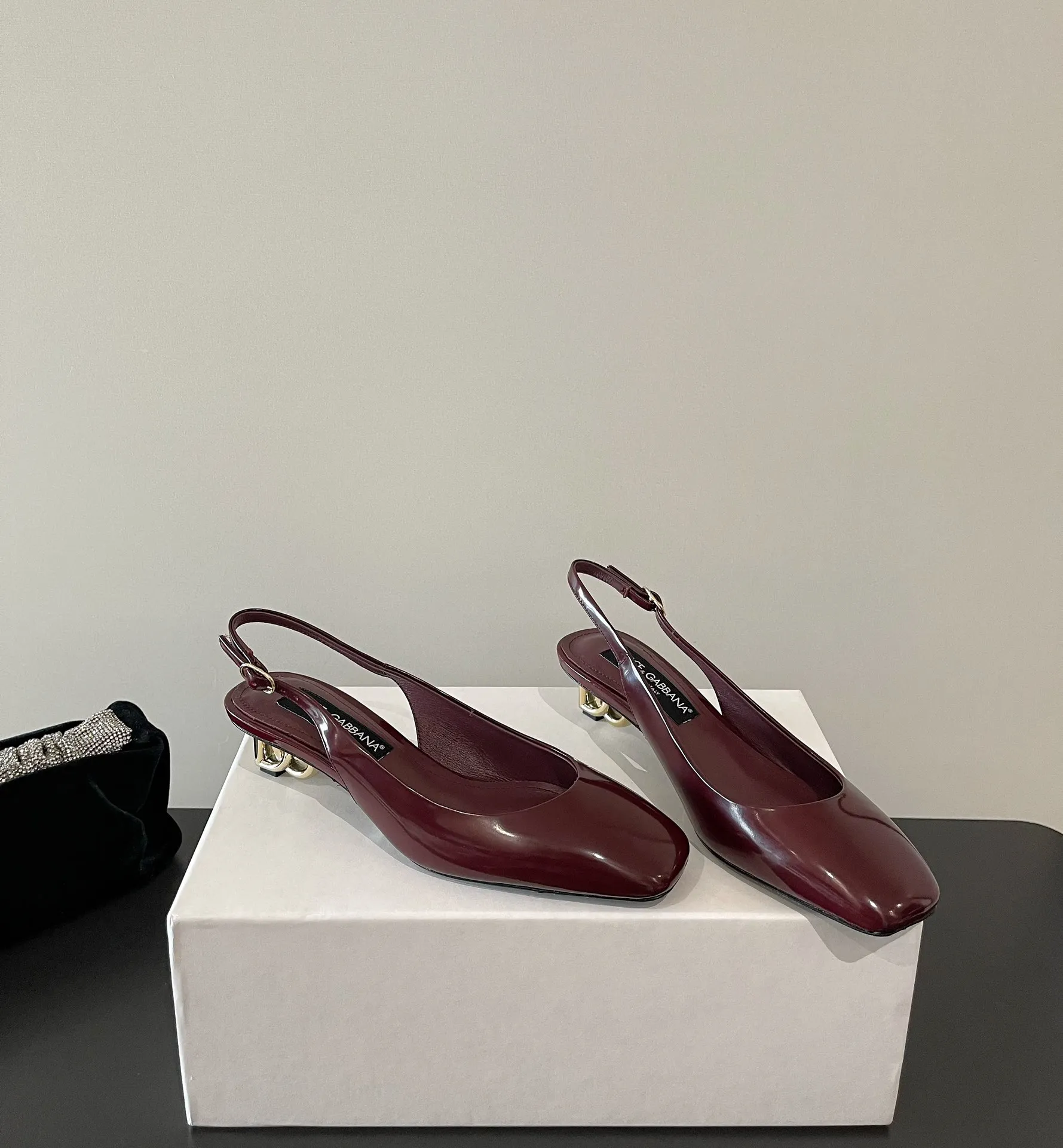 Dolce&Gabbana バーガンディ四角い頭ローファー新作