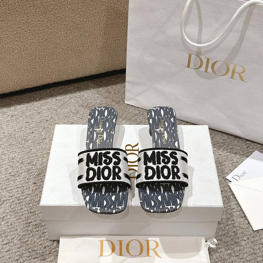 クリスチャンディオールグレースリッパ2024新作