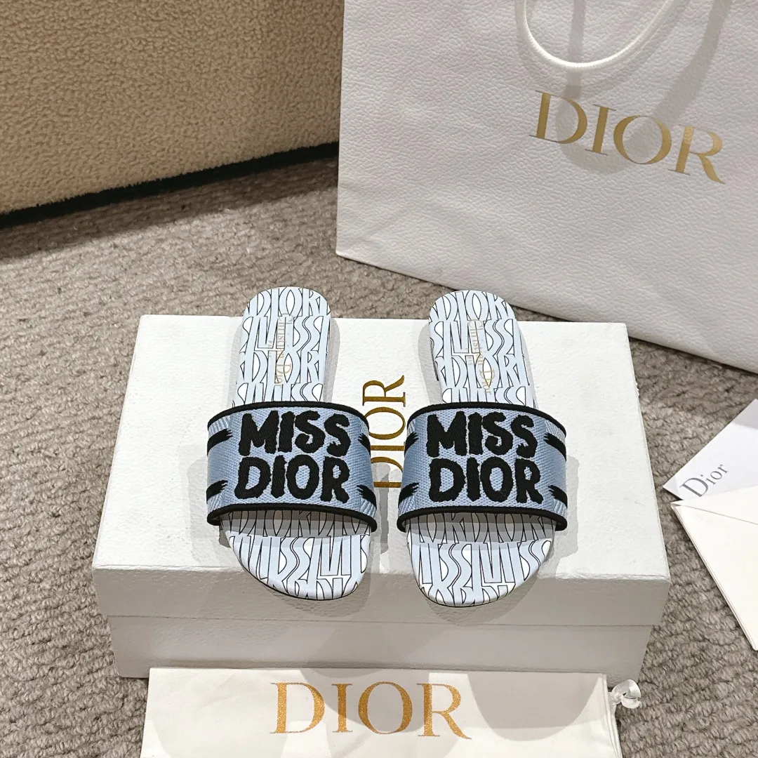 Christian Dior グレースリッパ新作2024
