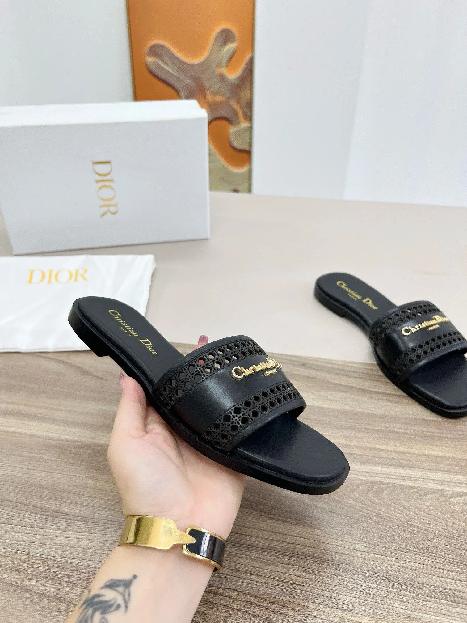 Christian Dior 新作黒フラットサンダル - 画像 (7)