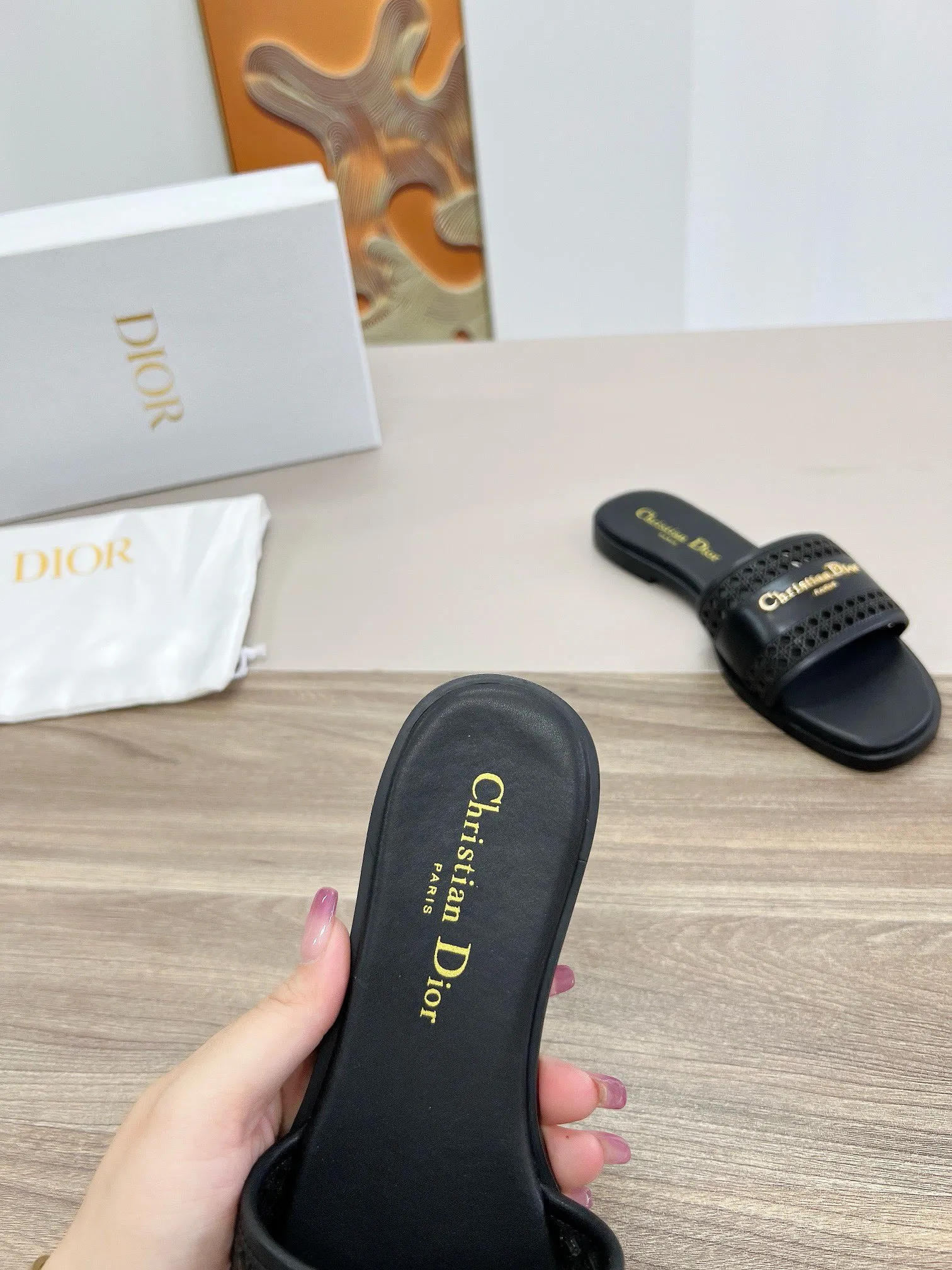 Christian Dior 新作黒フラットサンダル - 画像 (8)