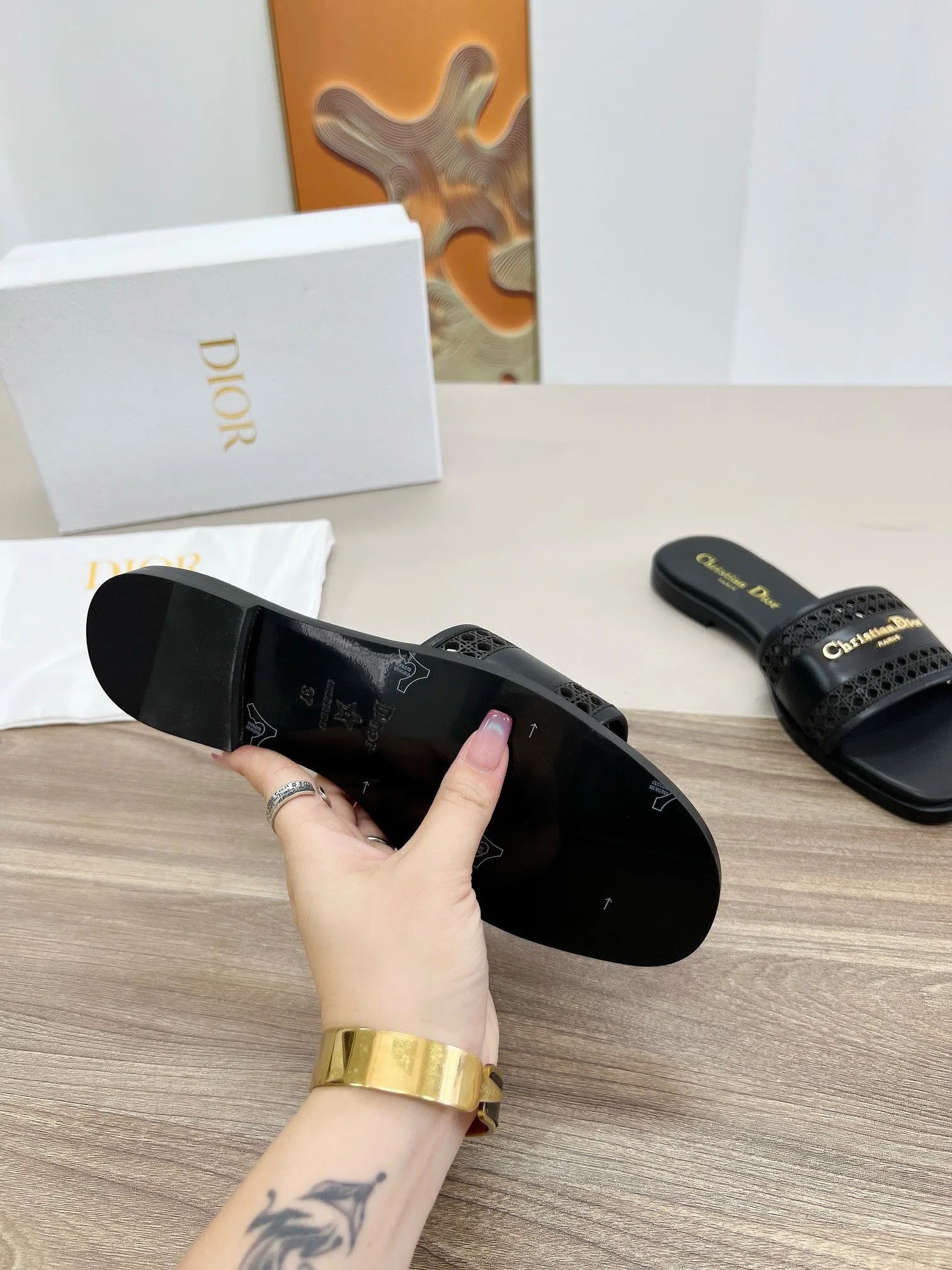 Christian Dior 新作黒フラットサンダル - 画像 (9)