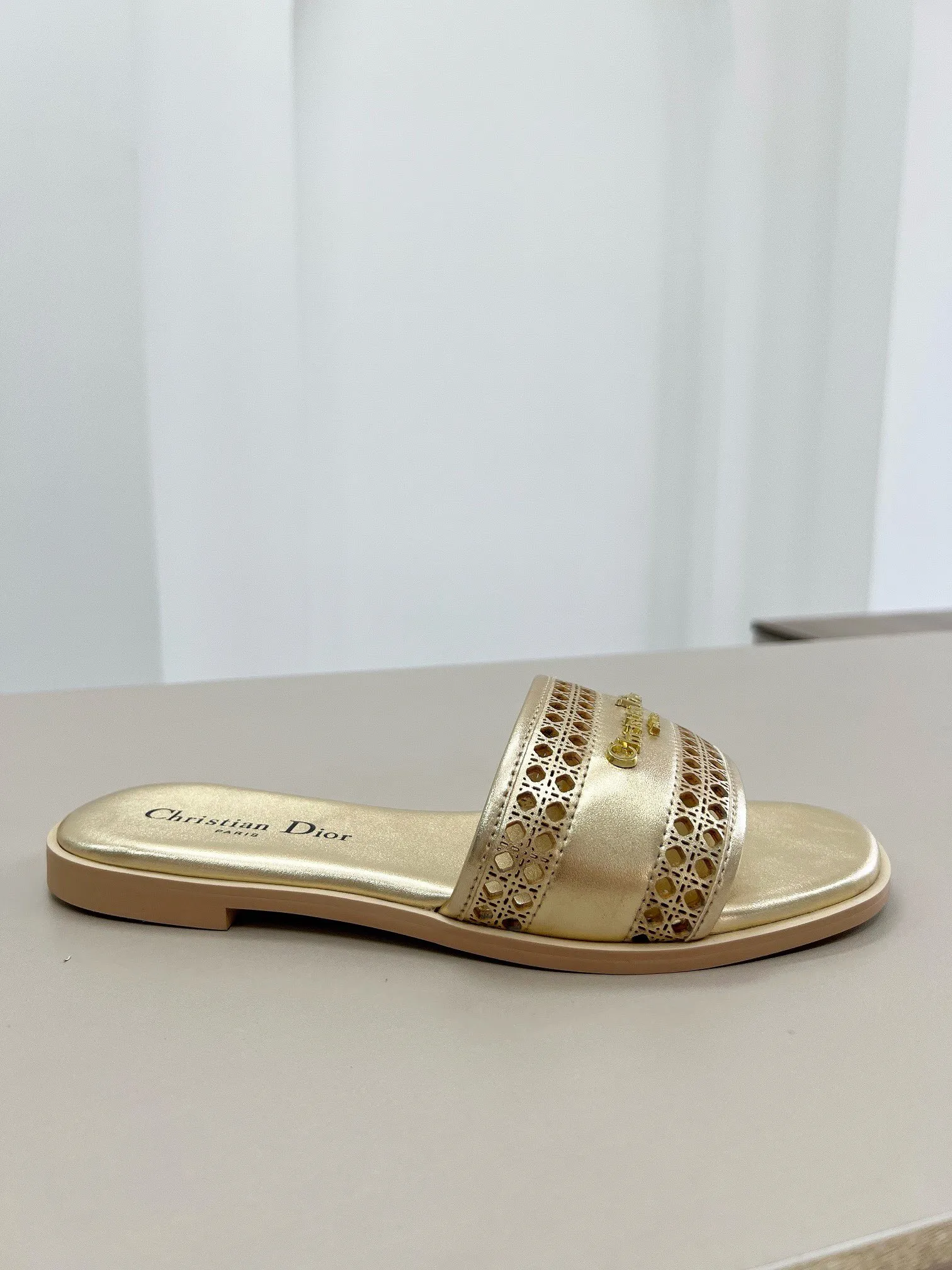 Christian Dior ゴールドフラットサンダル新作 - 画像 (6)
