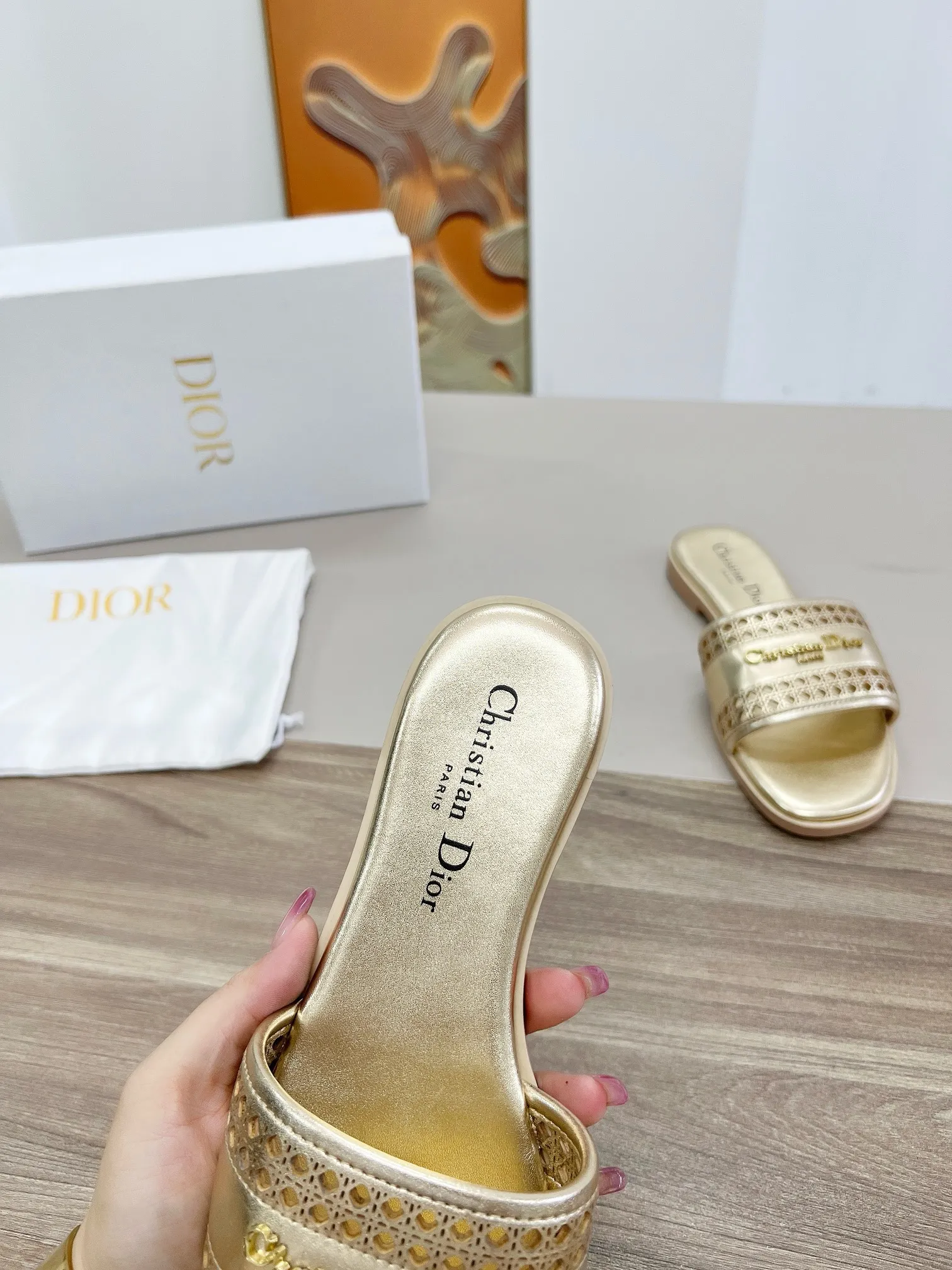 Christian Dior ゴールドフラットサンダル新作 - 画像 (9)