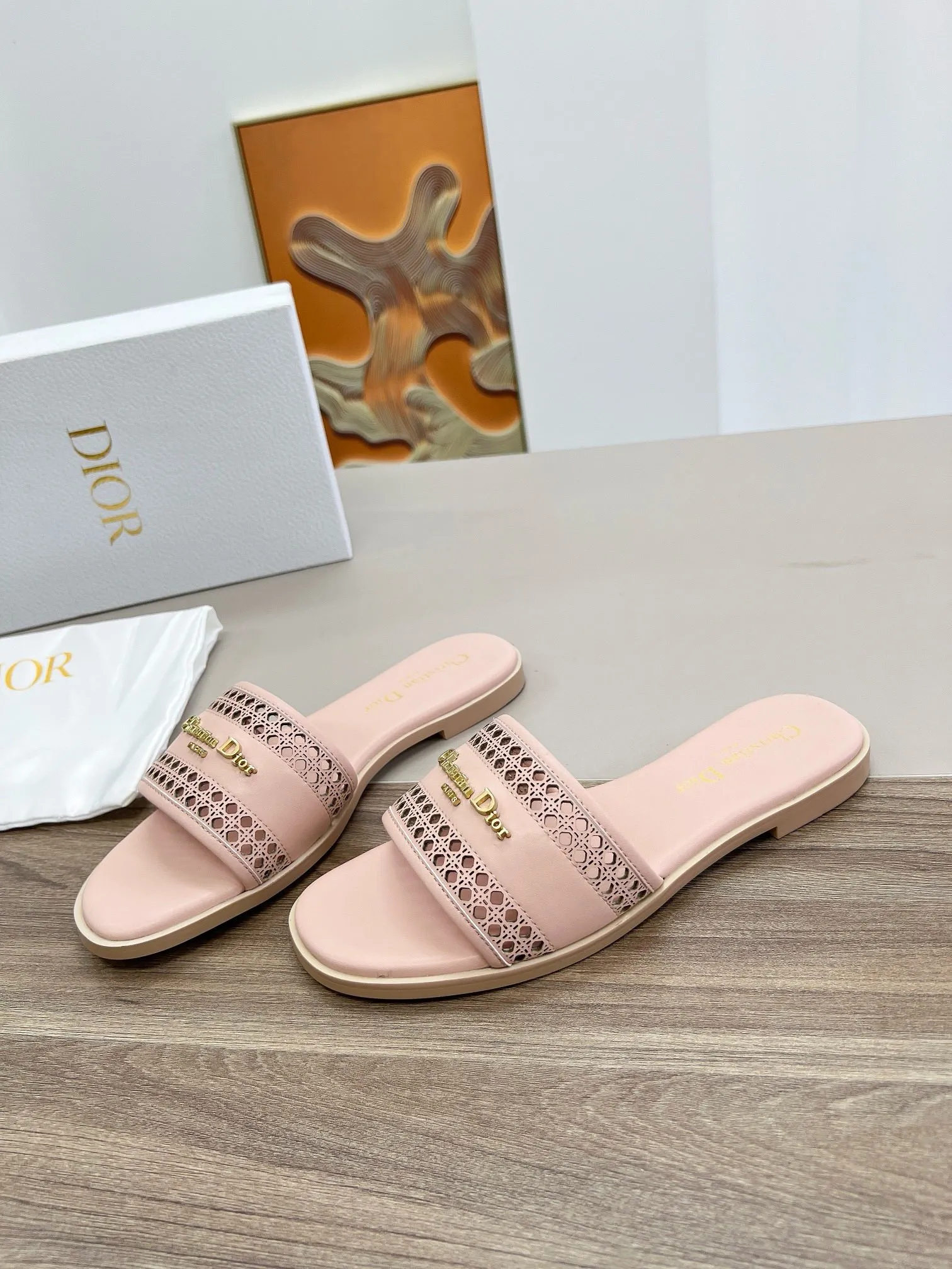 Dior新作ピンクフラットサンダル刺繍デザイン - 画像 (3)