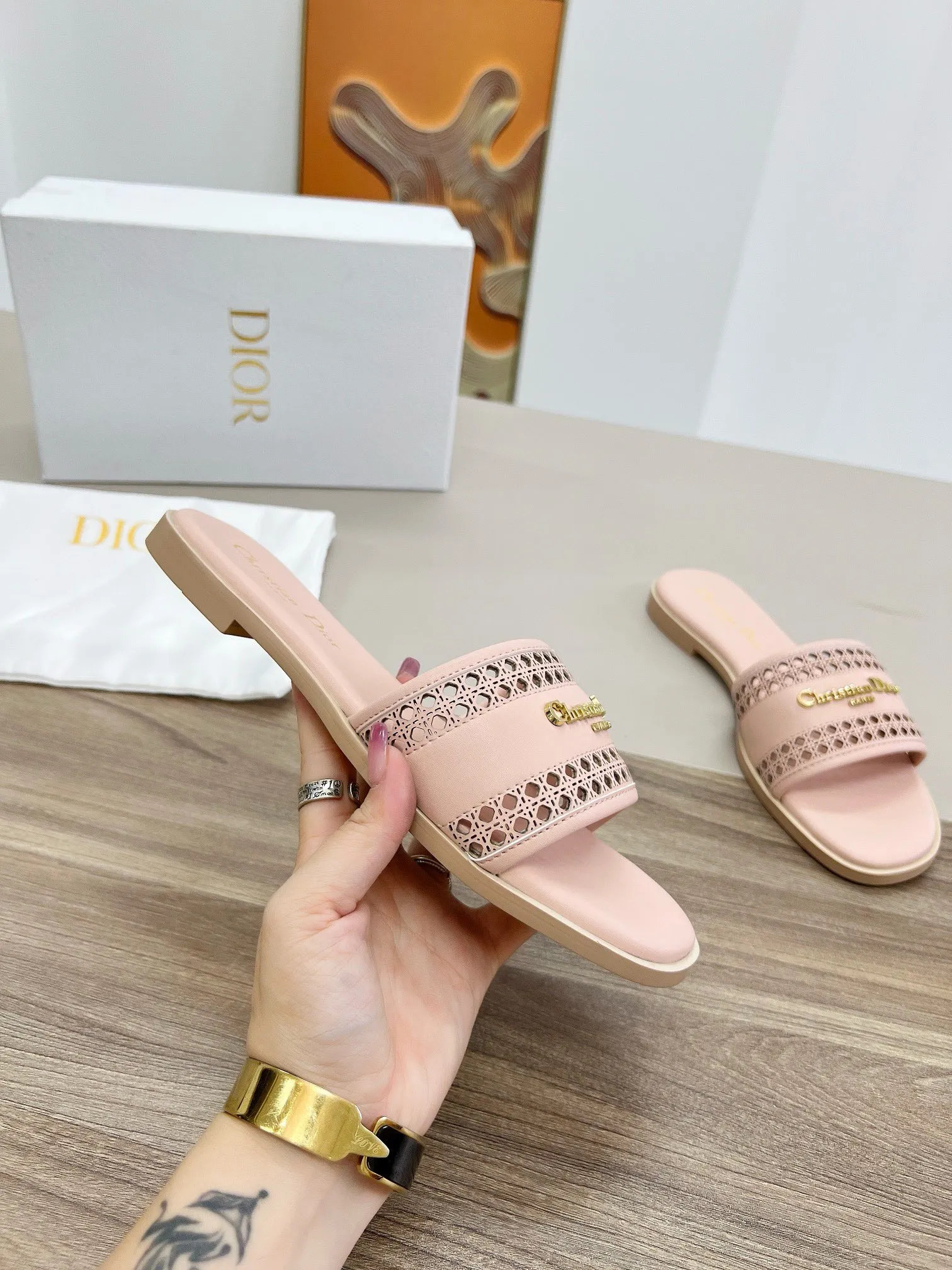 Dior新作ピンクフラットサンダル刺繍デザイン - 画像 (5)