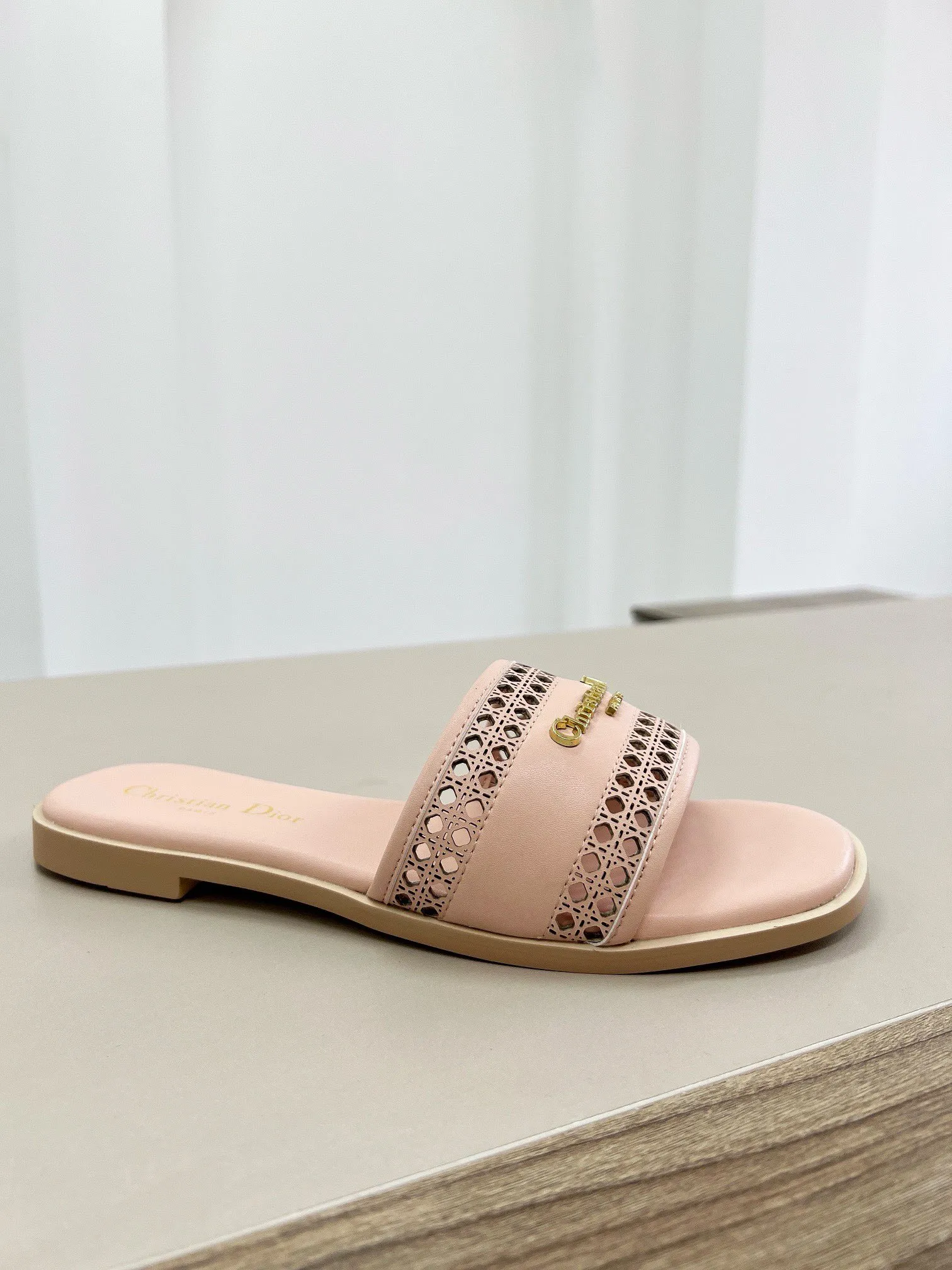 Dior新作ピンクフラットサンダル刺繍デザイン - 画像 (6)