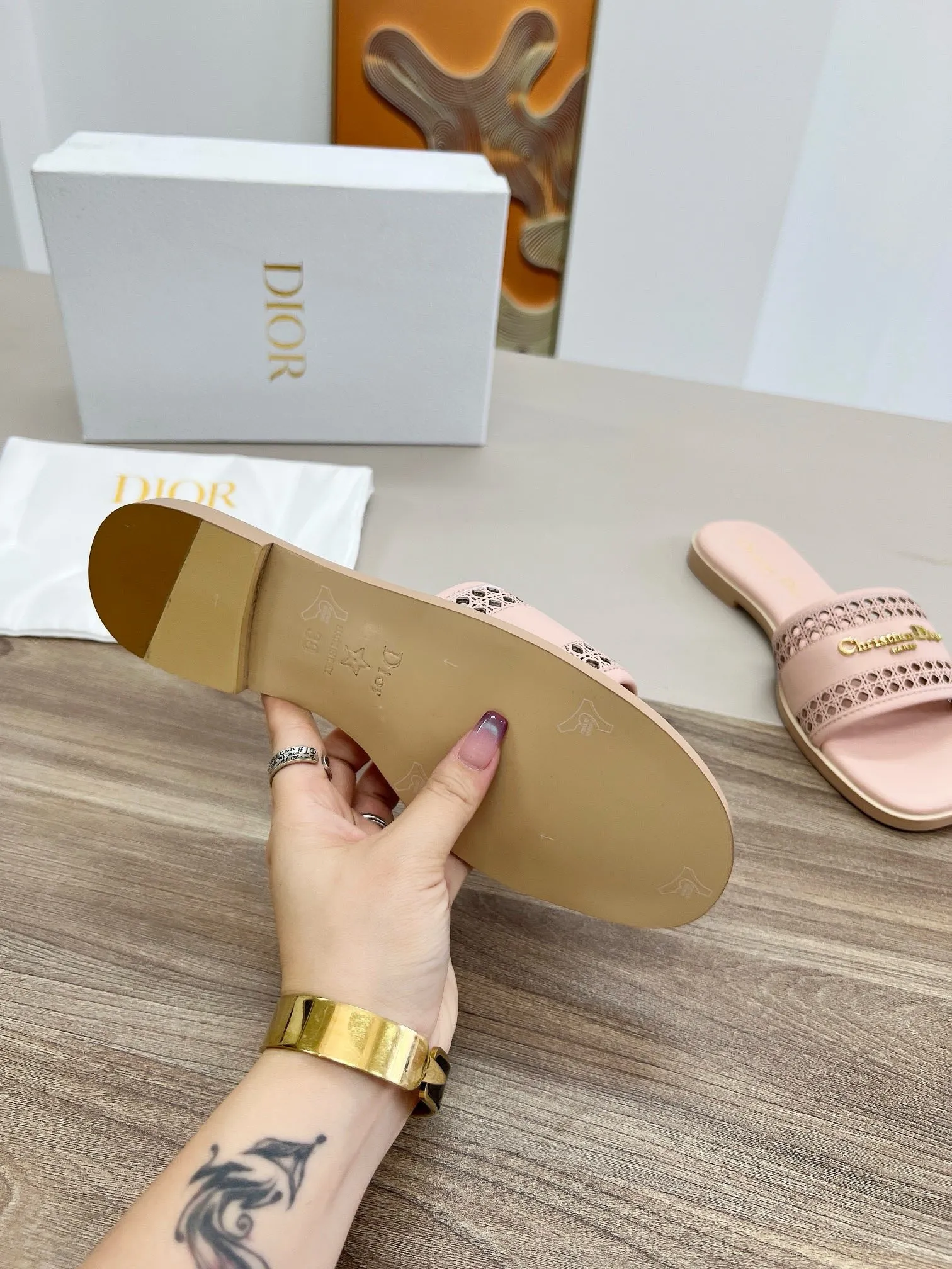 Dior新作ピンクフラットサンダル刺繍デザイン - 画像 (9)