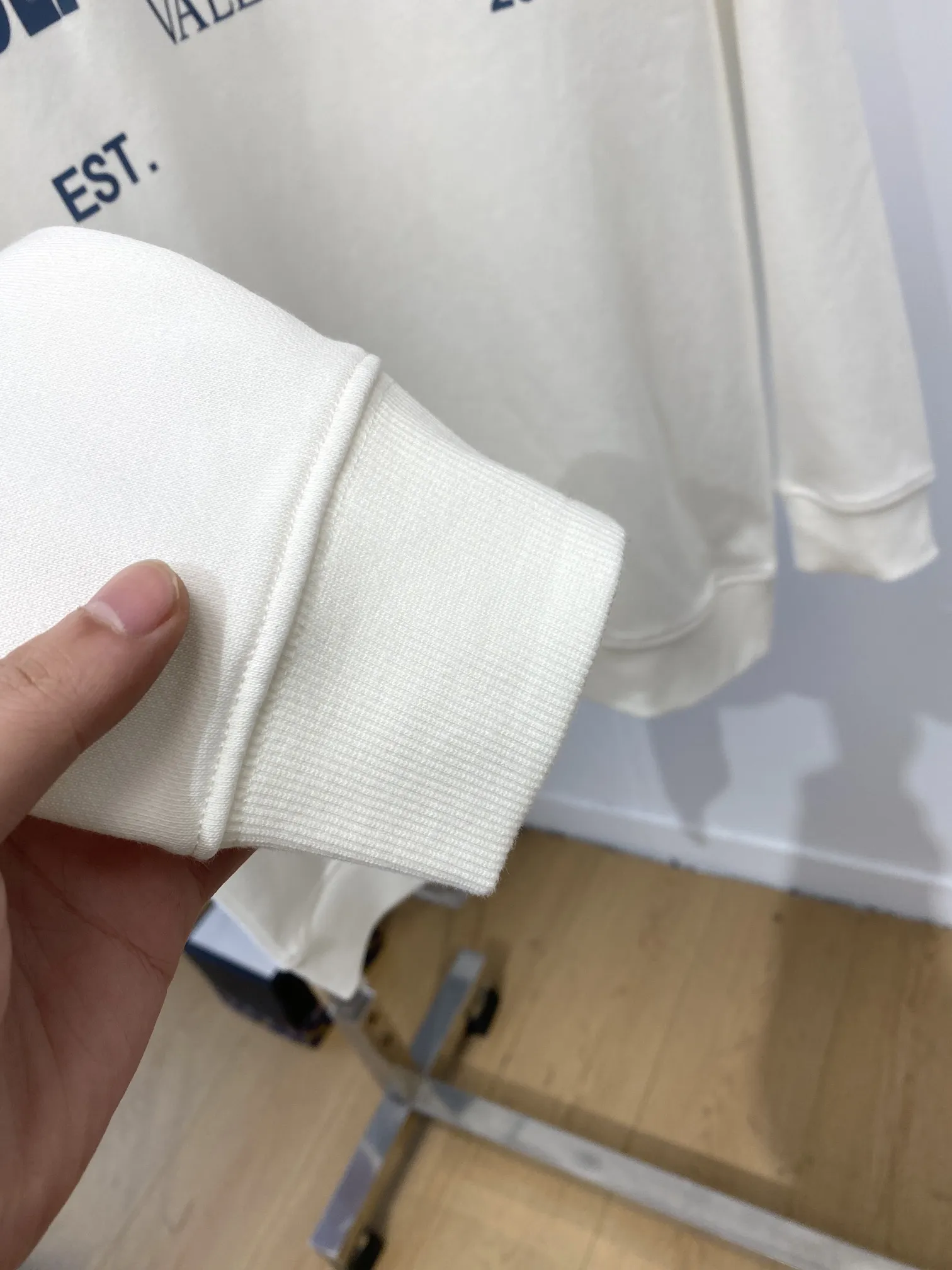 Valentino 2025新品ベージュスウェットシャツ - 画像 (7)