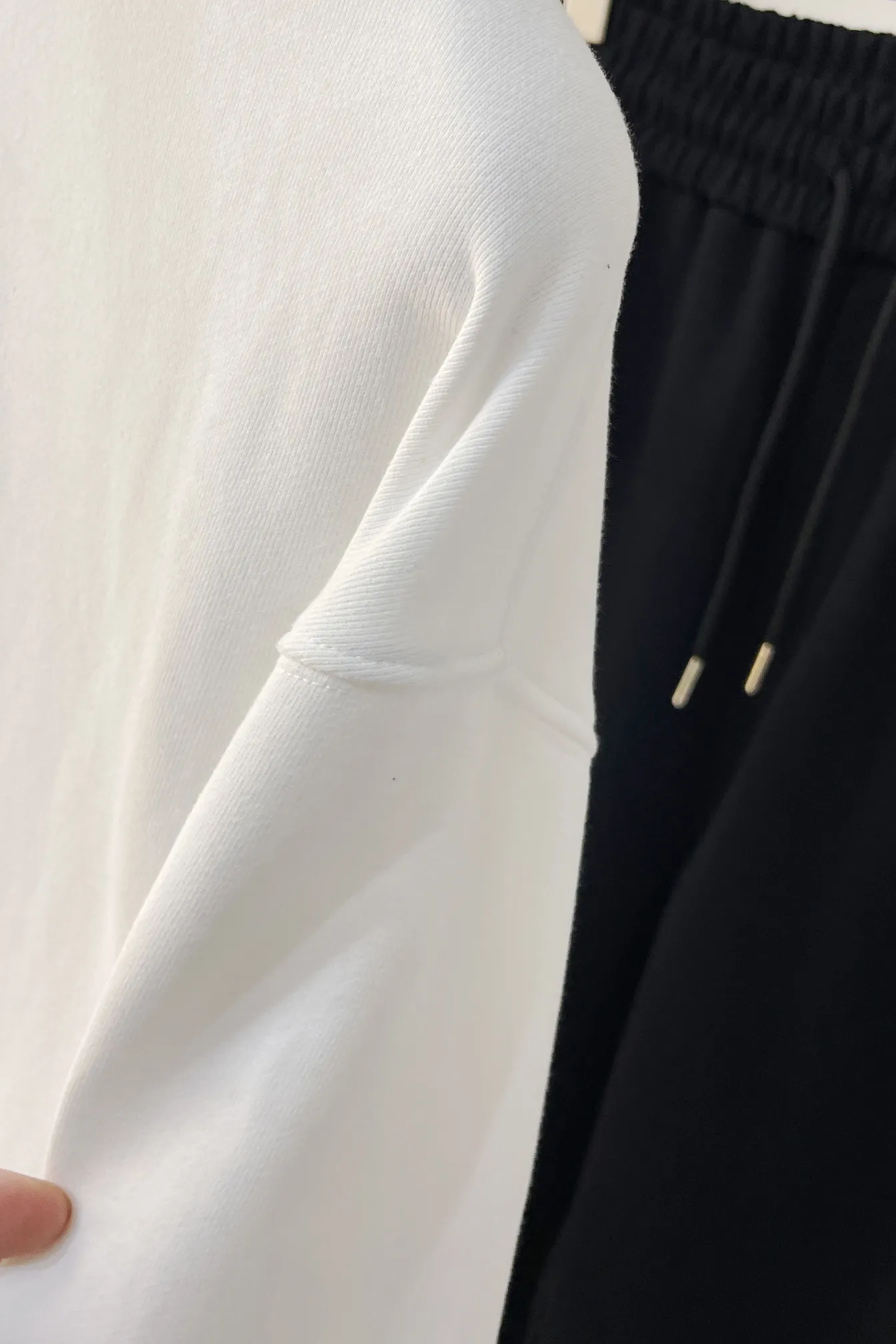 Valentino ブラック 25FW新しいラウンドネックのスウェットシャツ - 画像 (7)