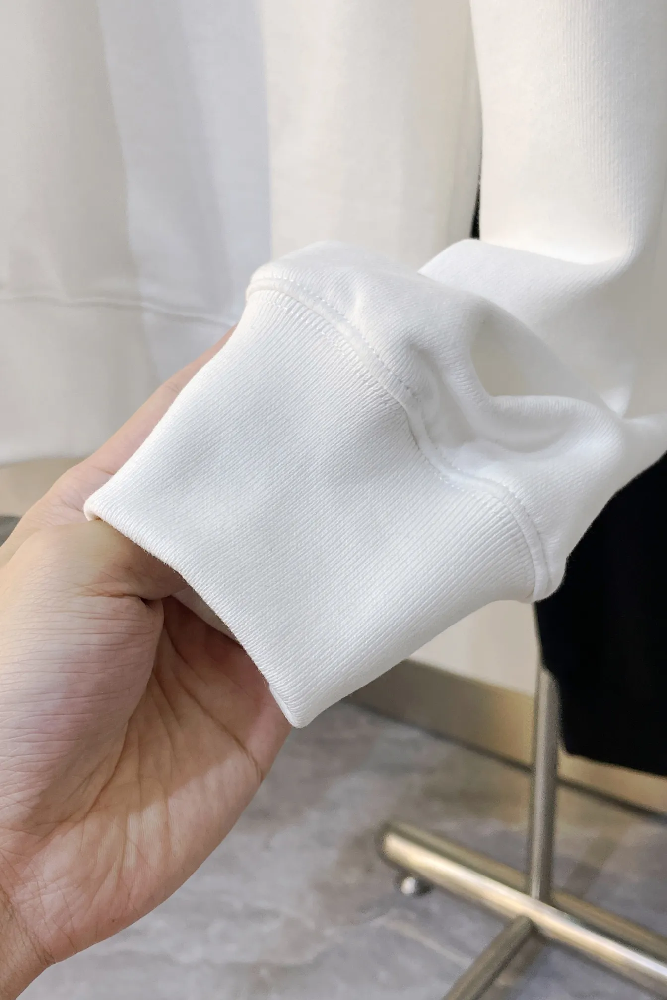 Valentino ブラック 25FW新しいラウンドネックのスウェットシャツ - 画像 (8)