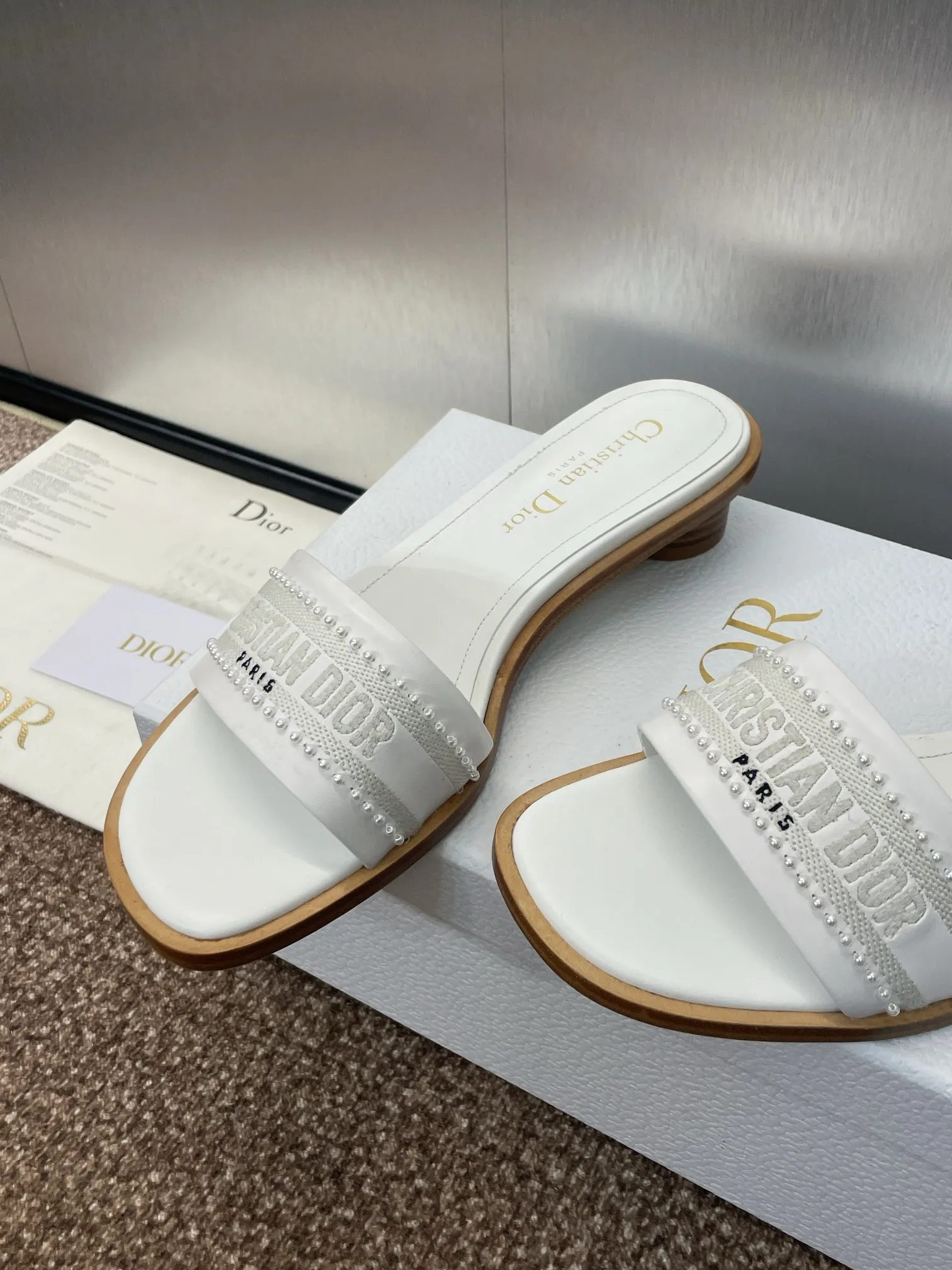 ディオール ホワイト カラーマッチングビーチサンダル新作 - 画像 (5)