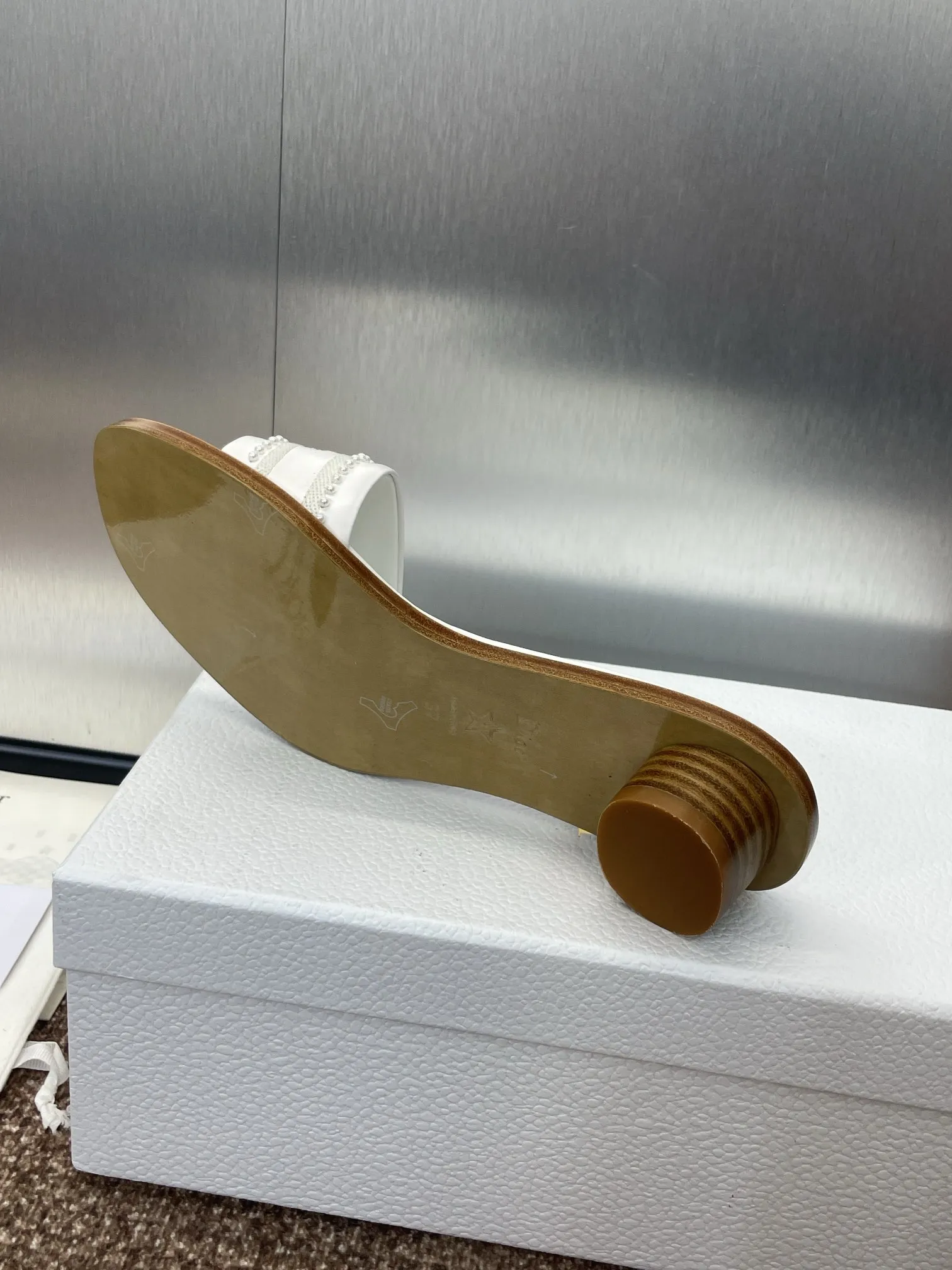 ディオール ホワイト カラーマッチングビーチサンダル新作 - 画像 (10)