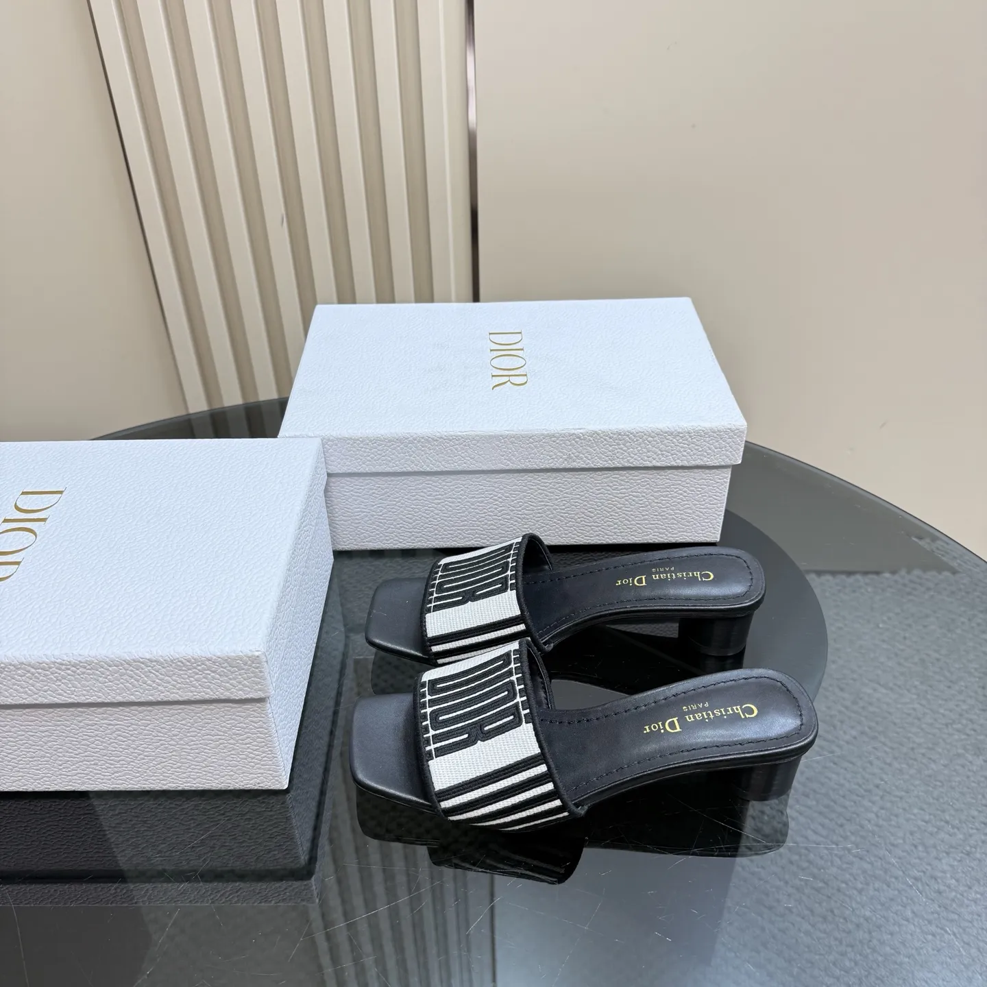 Christian Dior 新作黒白一字ハイヒールサンダル