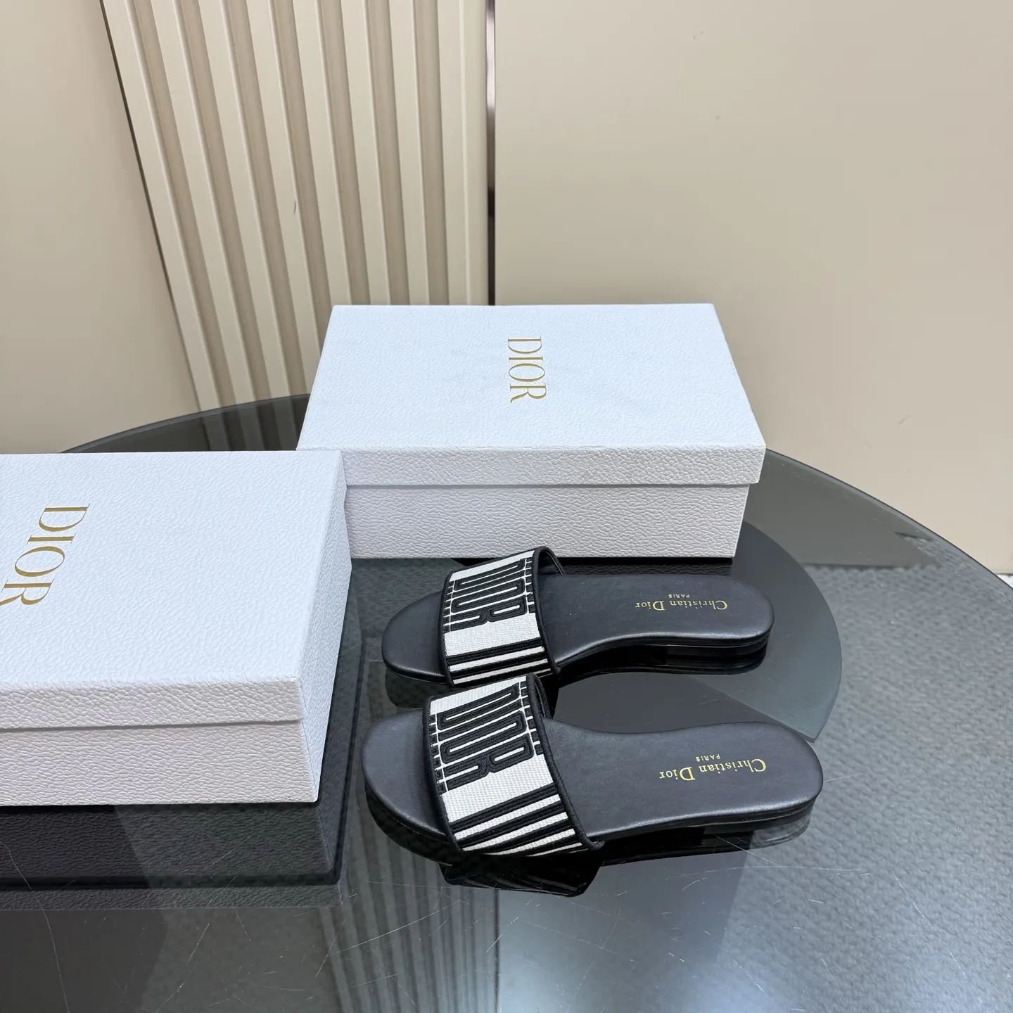 Miss Dior新作黒ビーチサンダル丸い頭