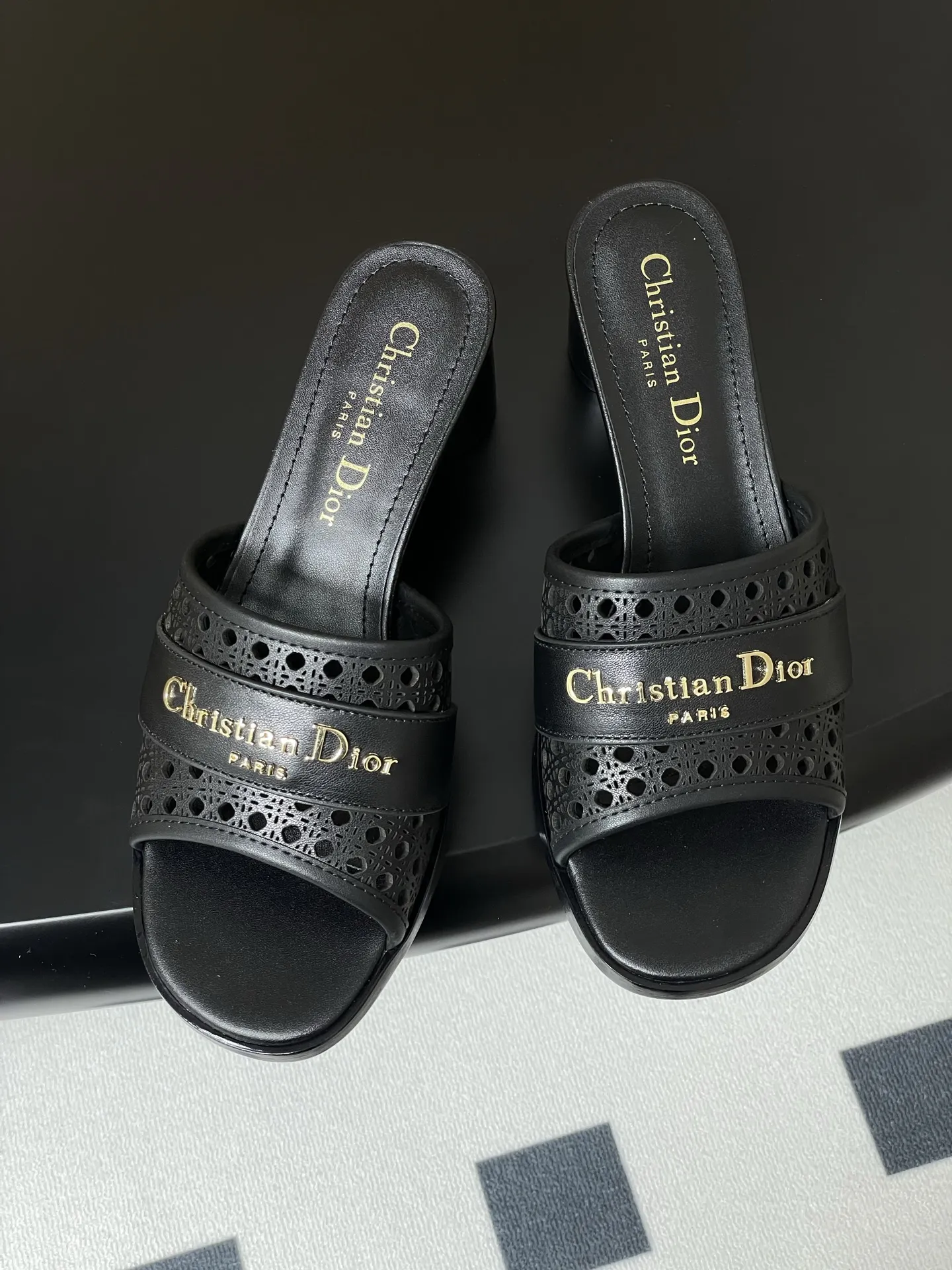 Christian Dior黒藤格纹ハイヒールサンダル新作 - 画像 (3)