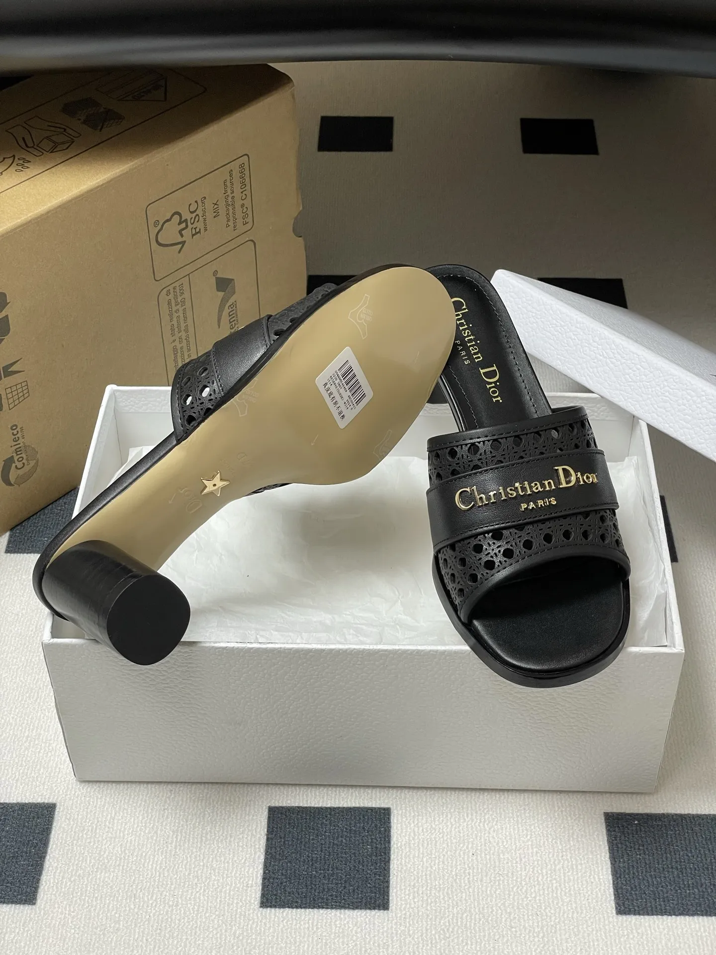 Christian Dior黒藤格纹ハイヒールサンダル新作 - 画像 (9)