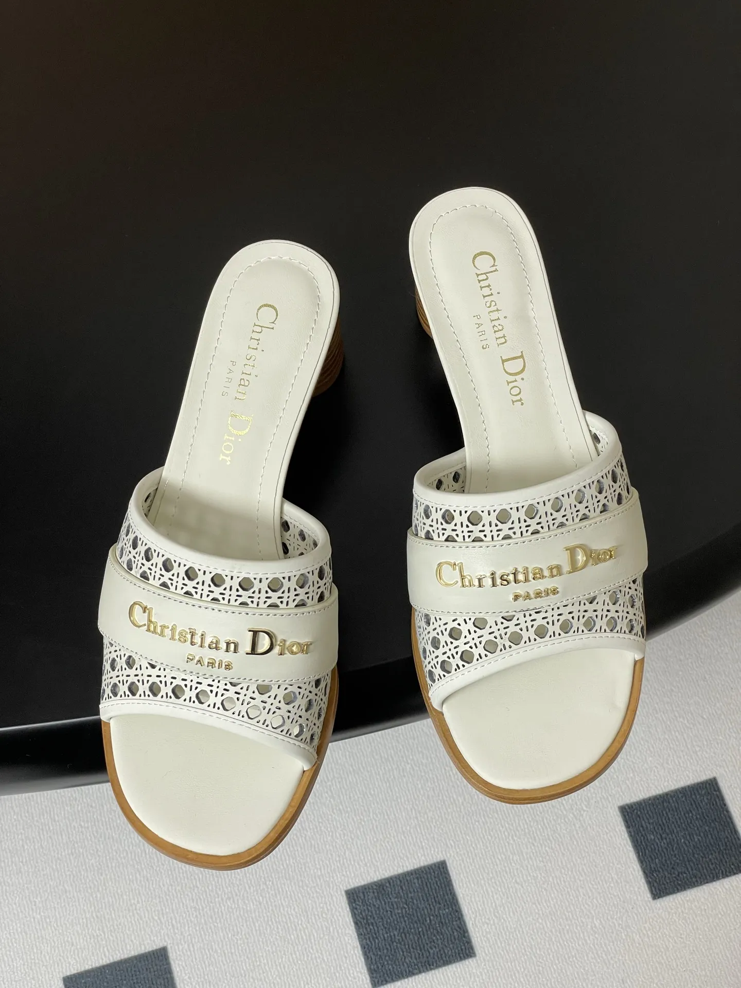 Christian Dior 新しい白い中空ハイヒールサンダル - 画像 (3)