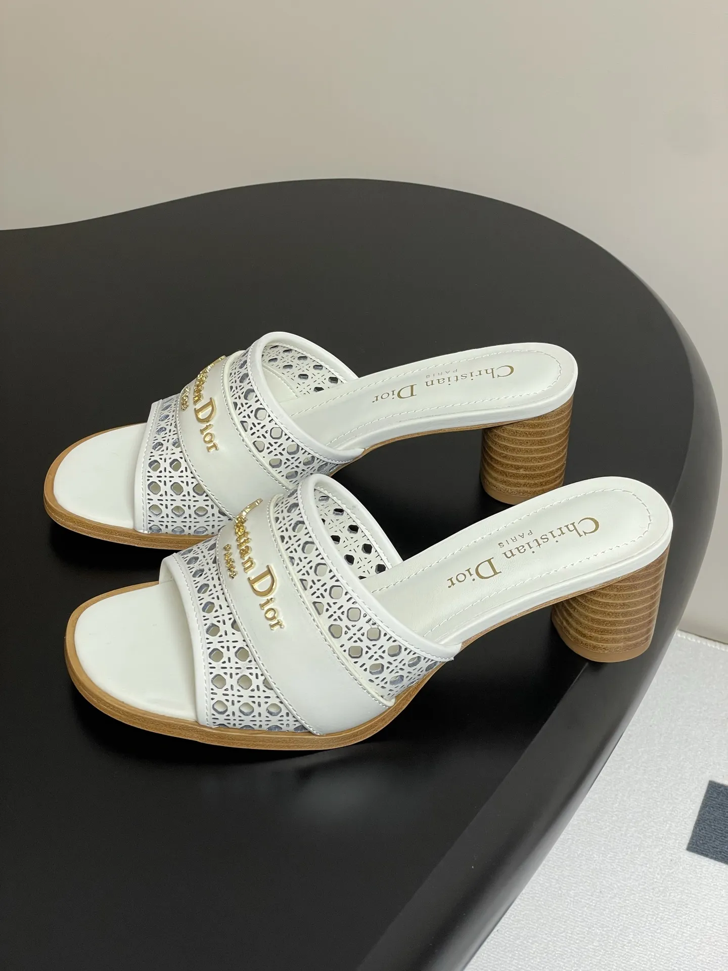 Christian Dior 新しい白い中空ハイヒールサンダル - 画像 (4)