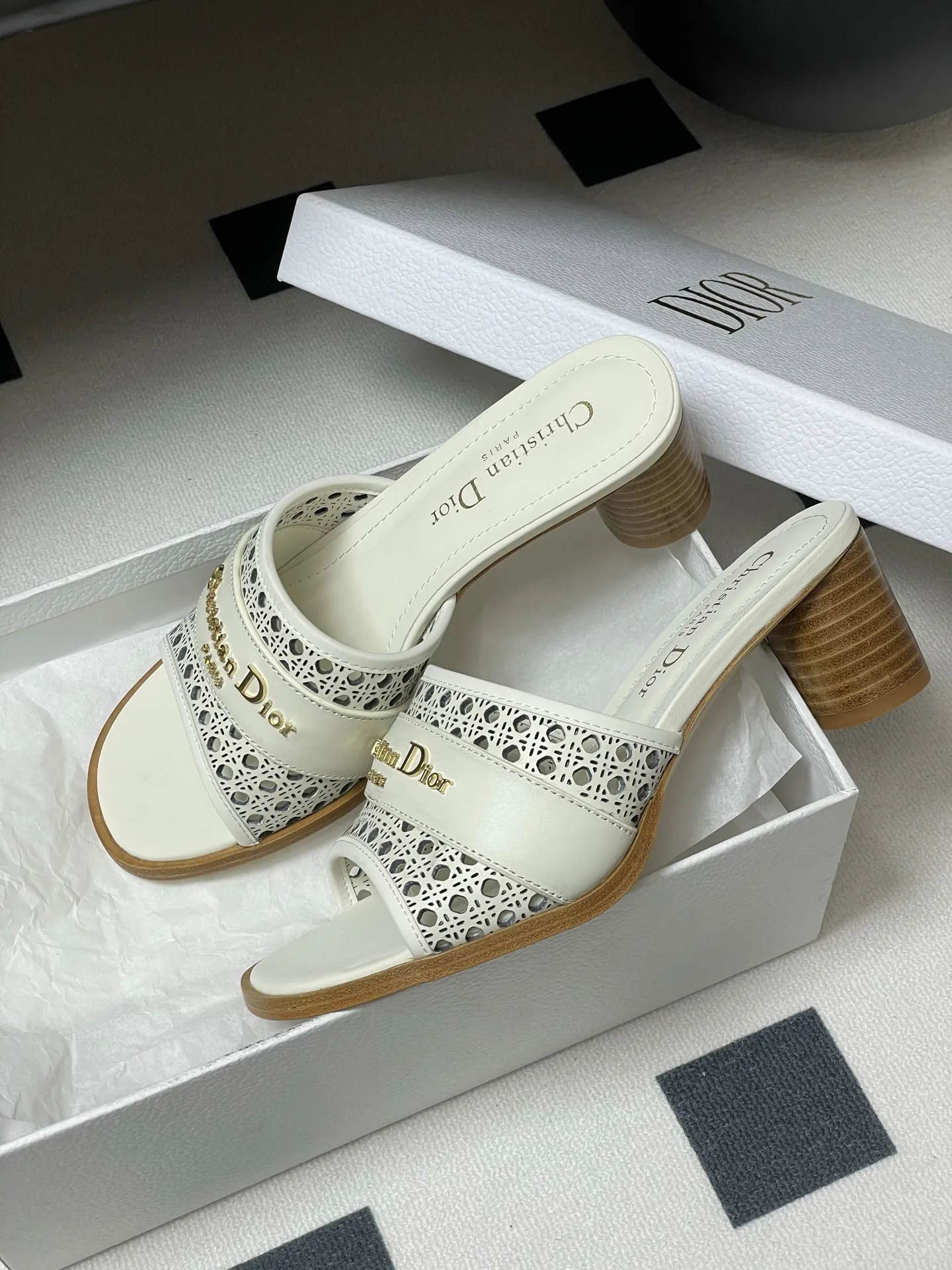 Christian Dior 新しい白い中空ハイヒールサンダル - 画像 (5)