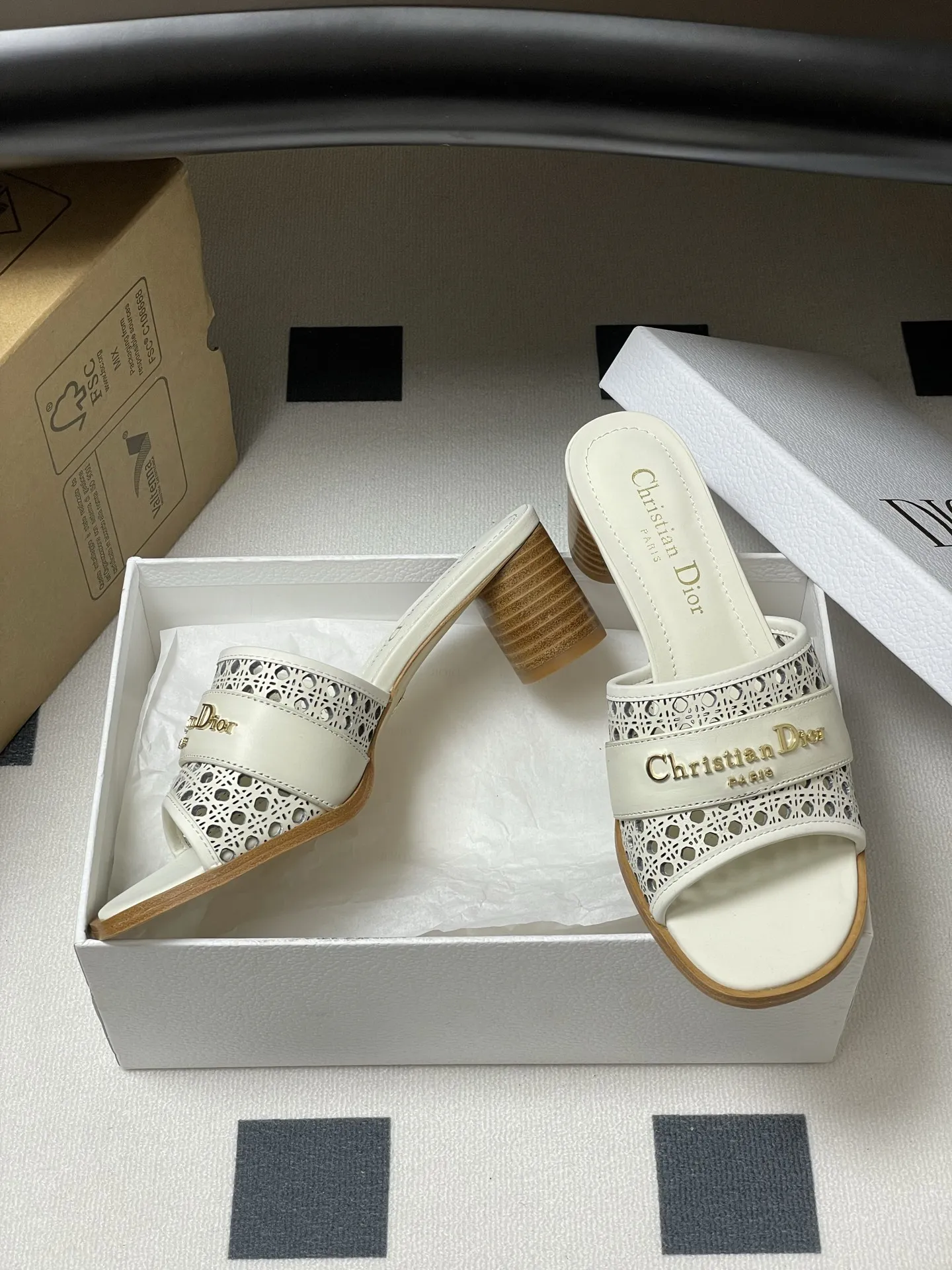 Christian Dior 新しい白い中空ハイヒールサンダル - 画像 (6)