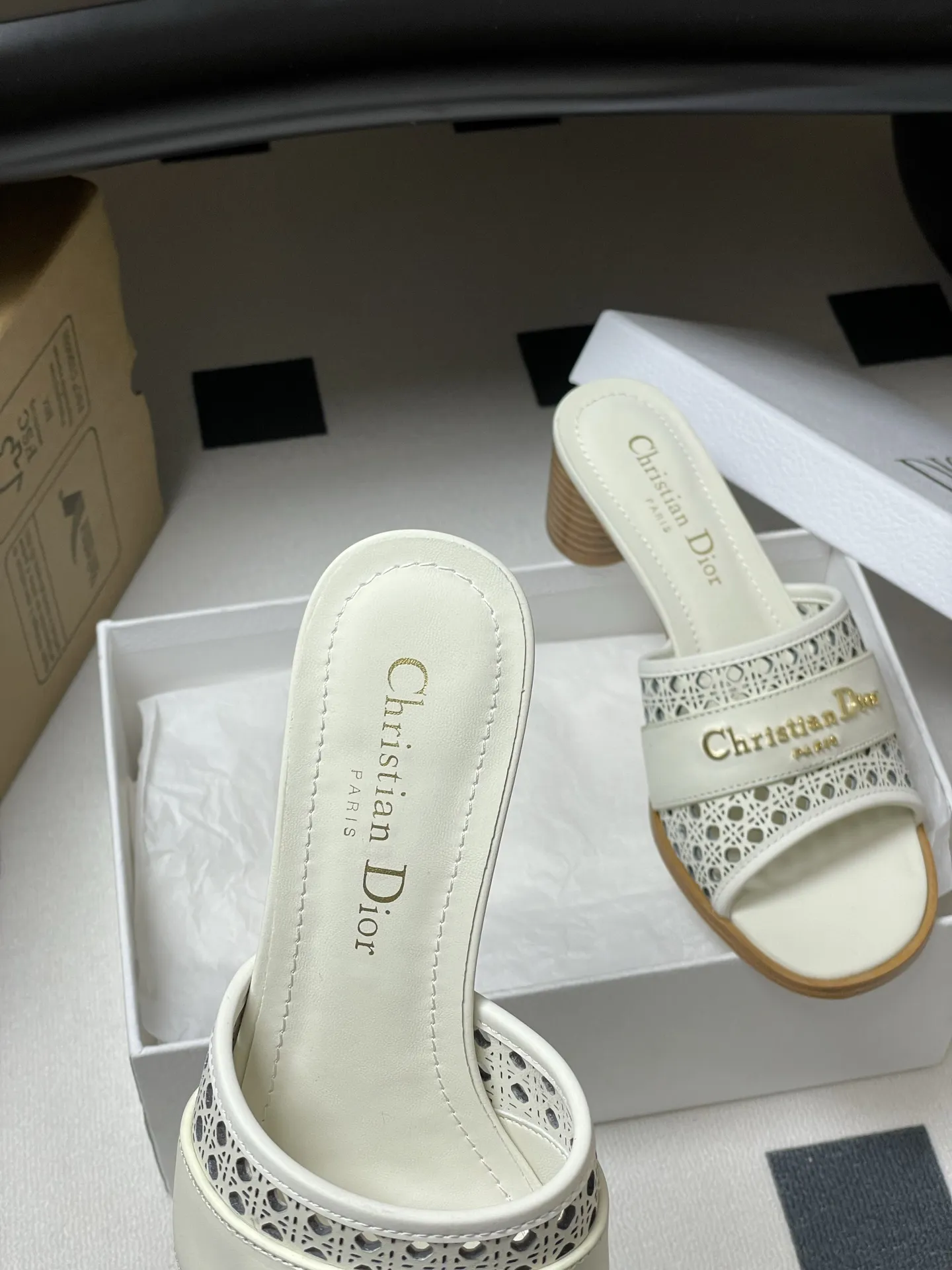 Christian Dior 新しい白い中空ハイヒールサンダル - 画像 (7)