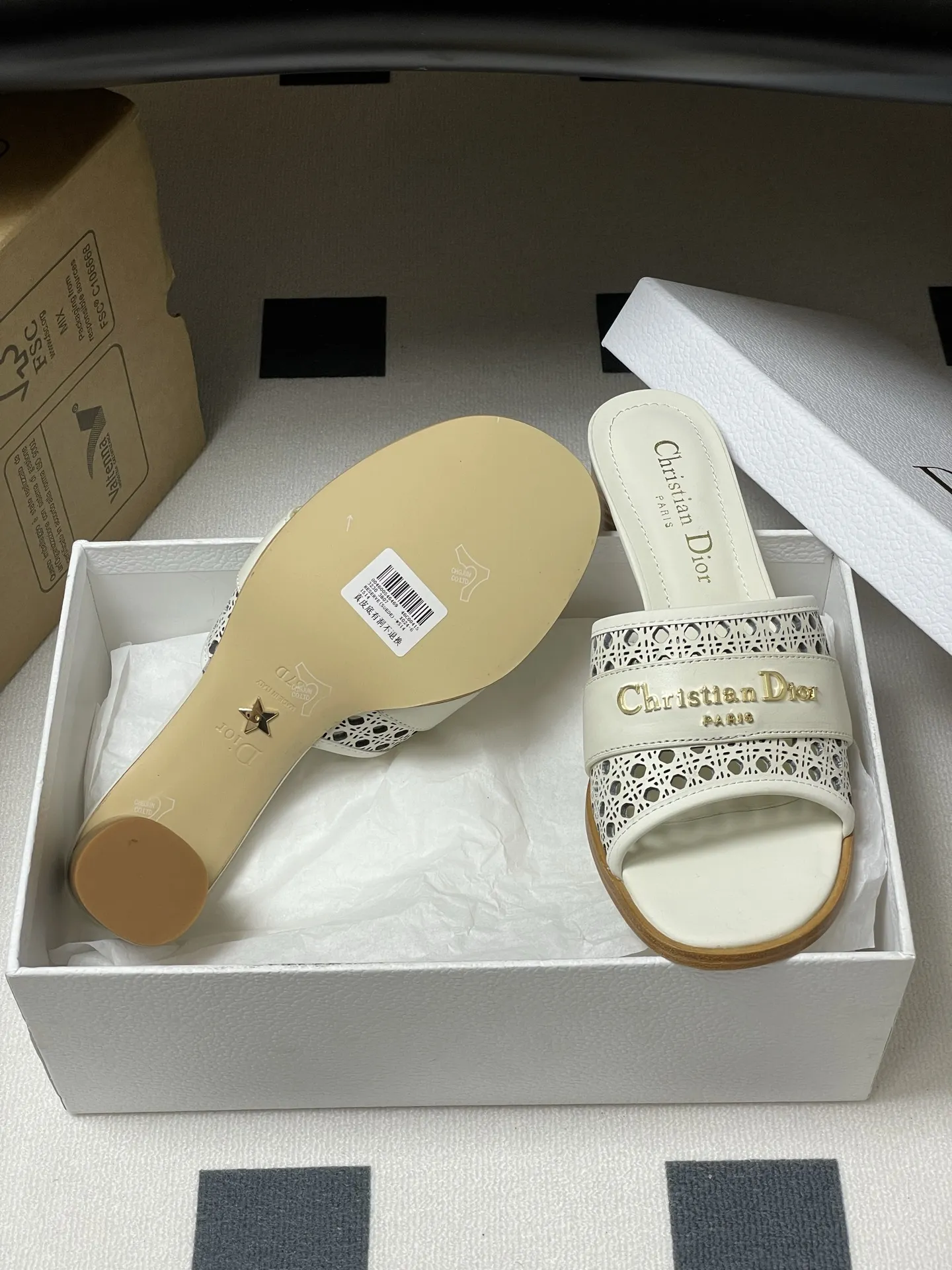 Christian Dior 新しい白い中空ハイヒールサンダル - 画像 (8)