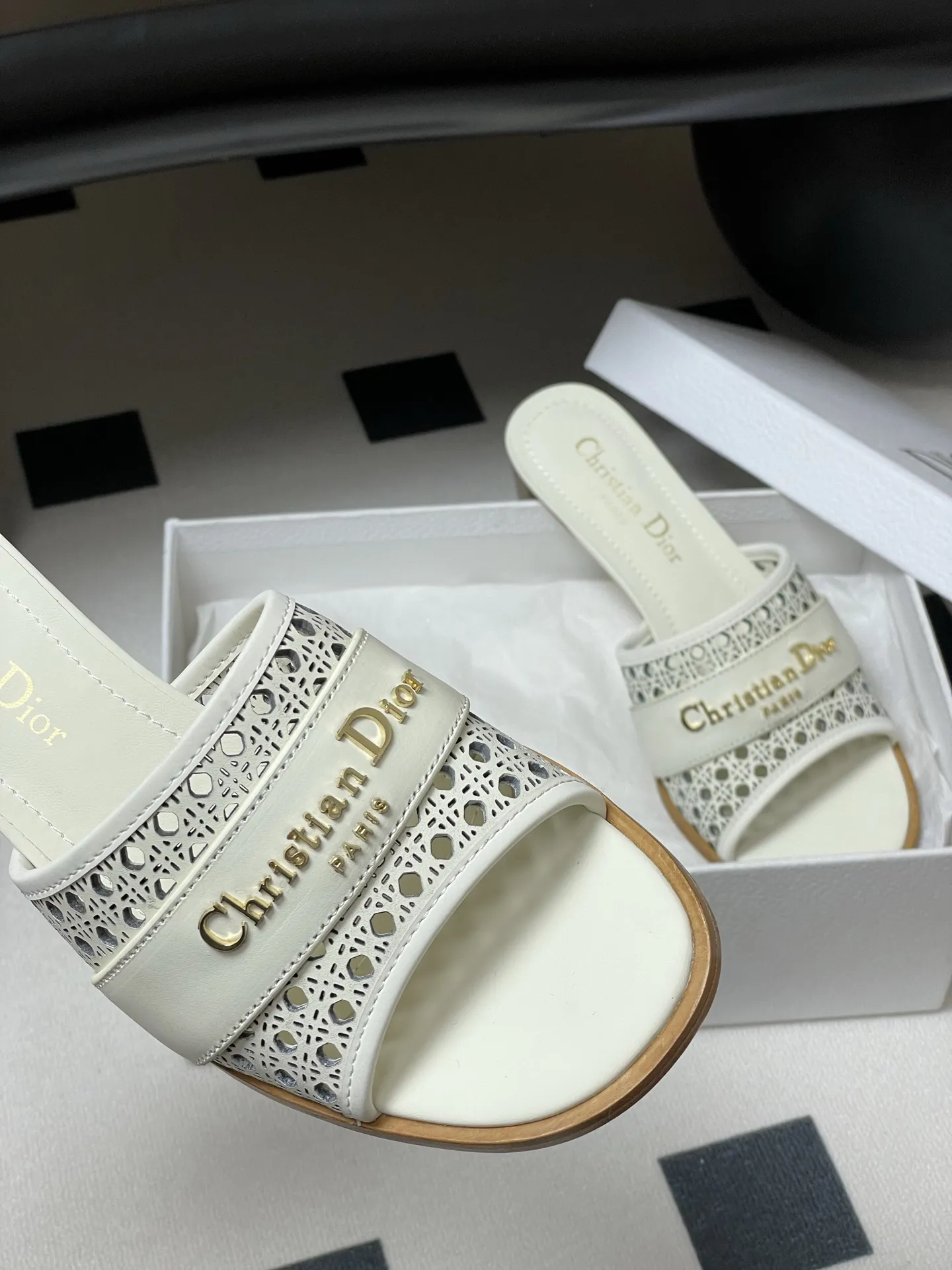 Christian Dior 新しい白い中空ハイヒールサンダル - 画像 (9)