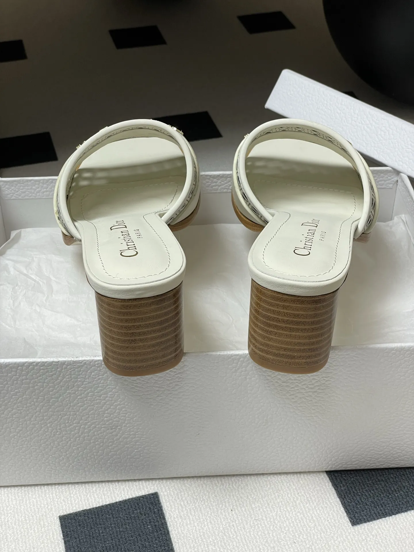 Christian Dior 新しい白い中空ハイヒールサンダル - 画像 (10)